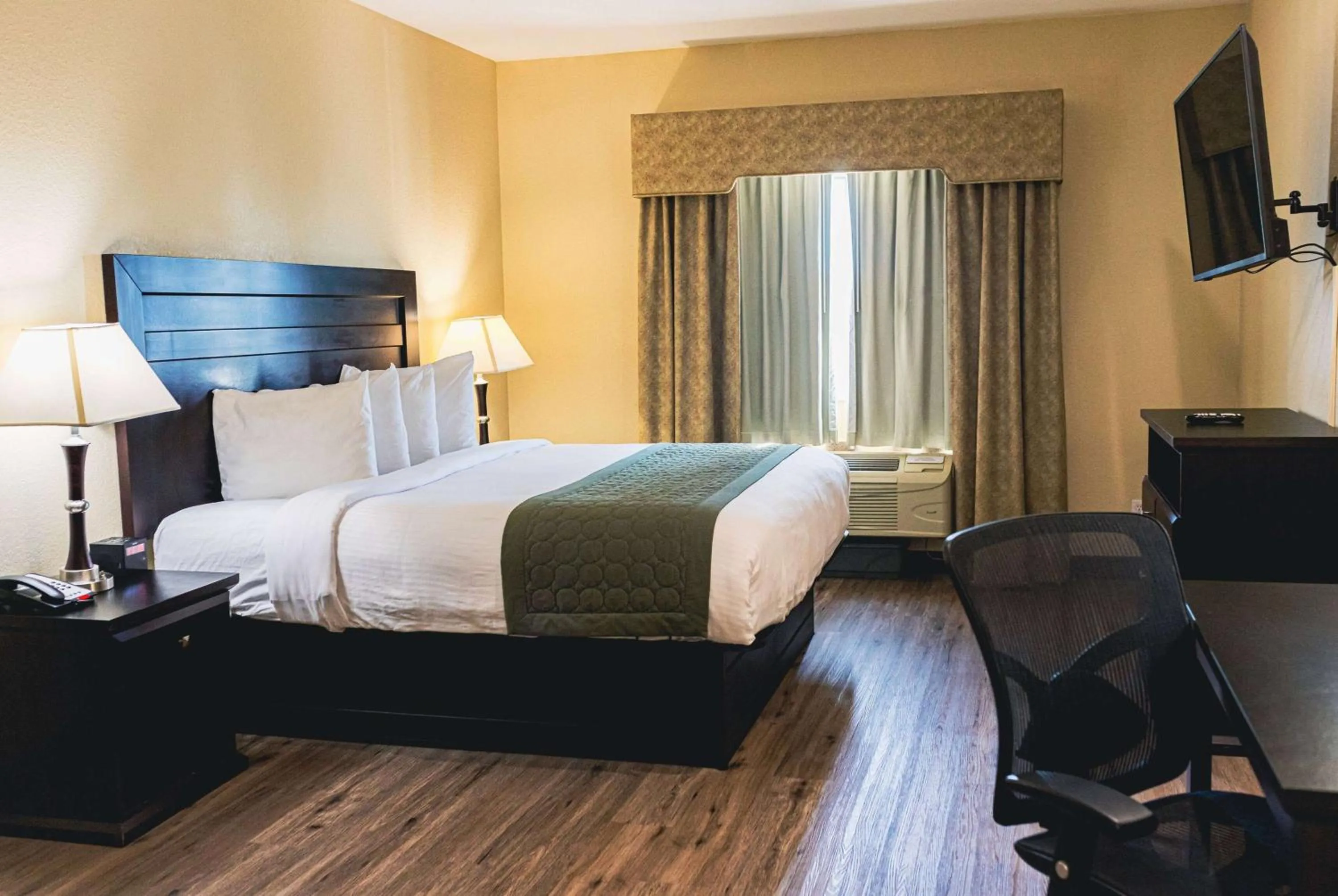 King Room with Bath Tub - Mobility/Hearing Accessible - Non-Smoking in Baymont by Wyndham Tyler