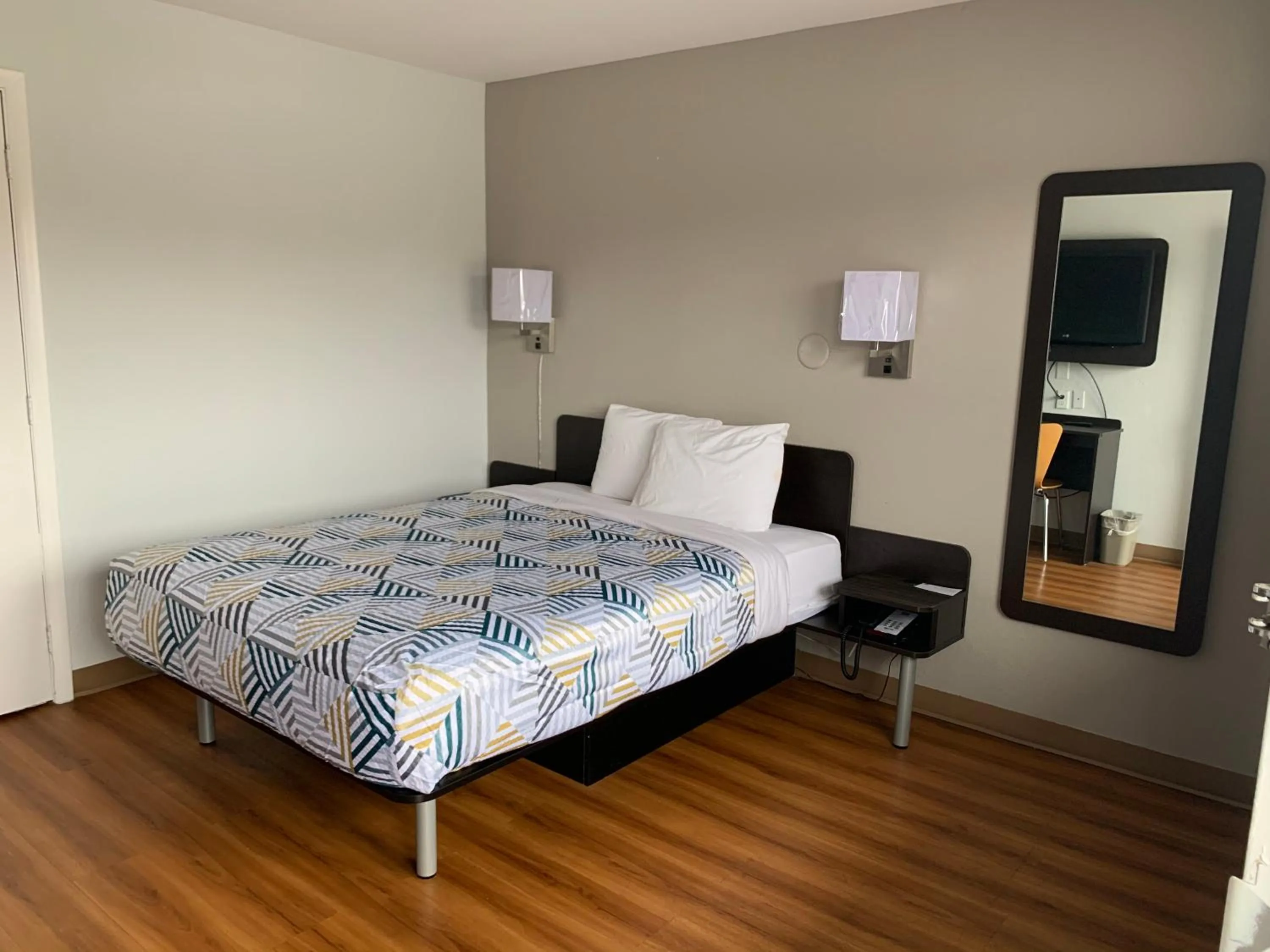 Queen Room - Smoking in Motel 6-Dayton, OH