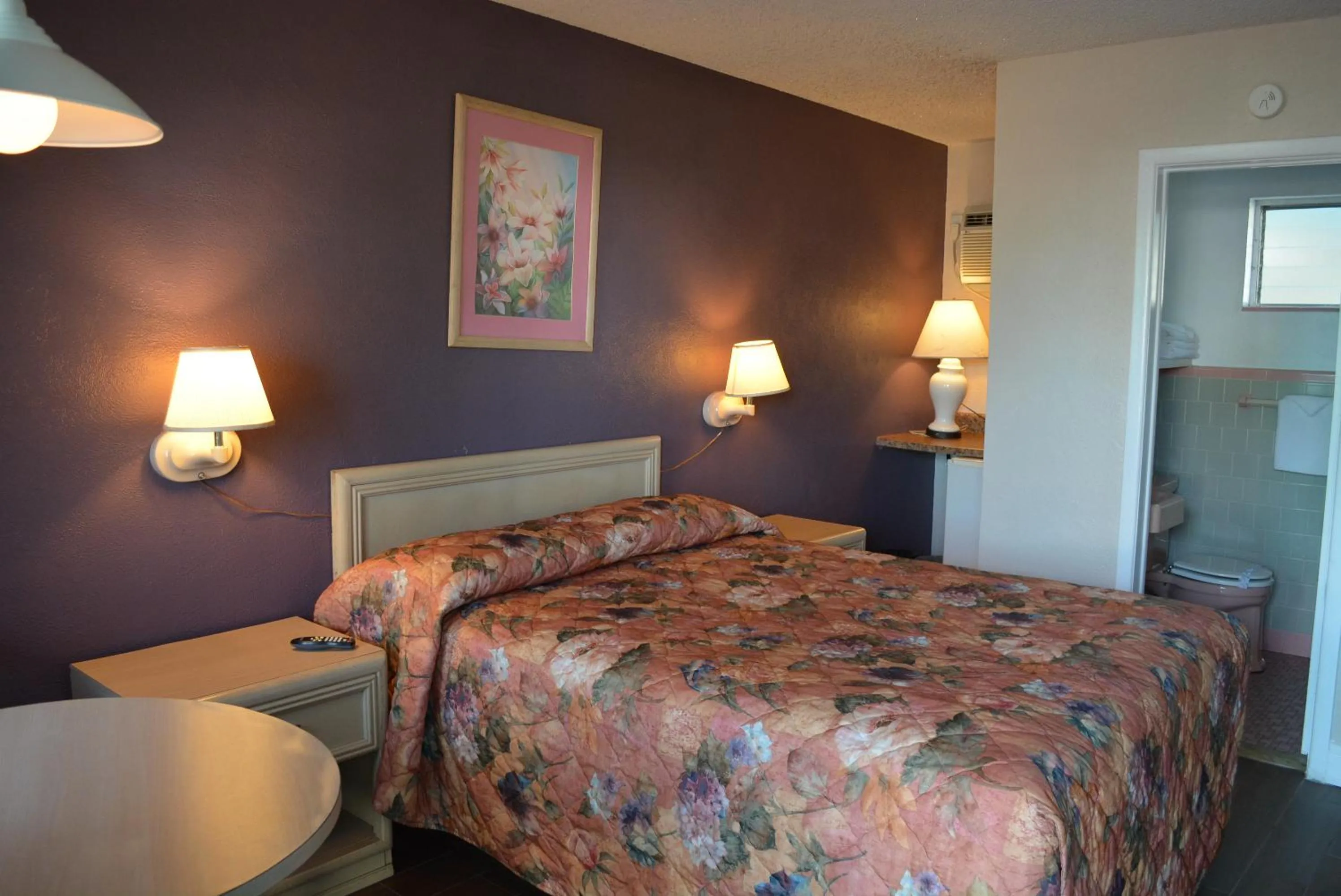Queen Room in Royal Court Motel