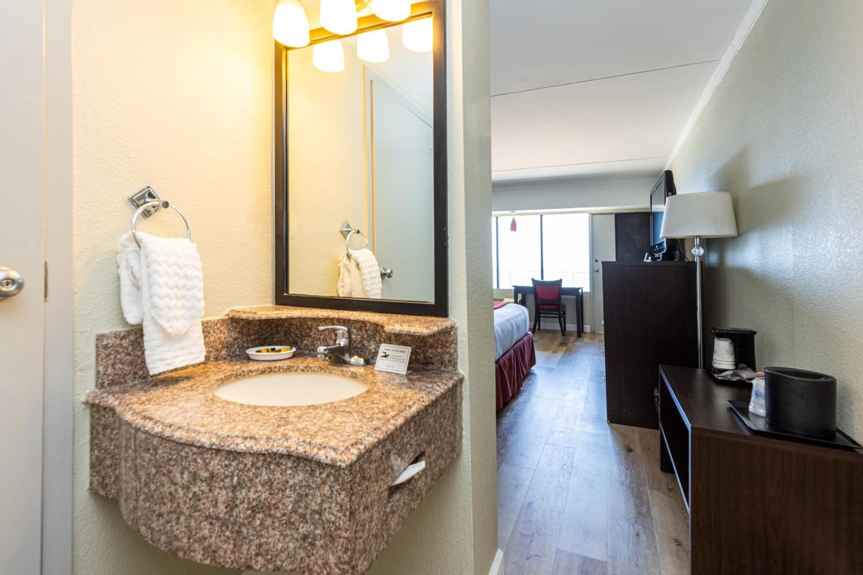 King Room with Ocean View - Non-Smoking in Sandcastle Resort