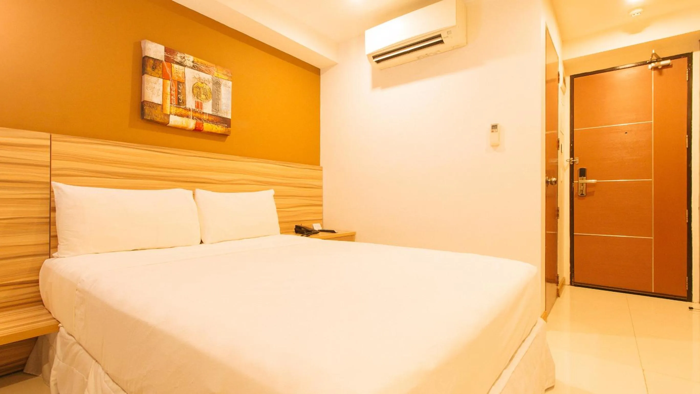 Deluxe Double Room in Guijo Suites Makati