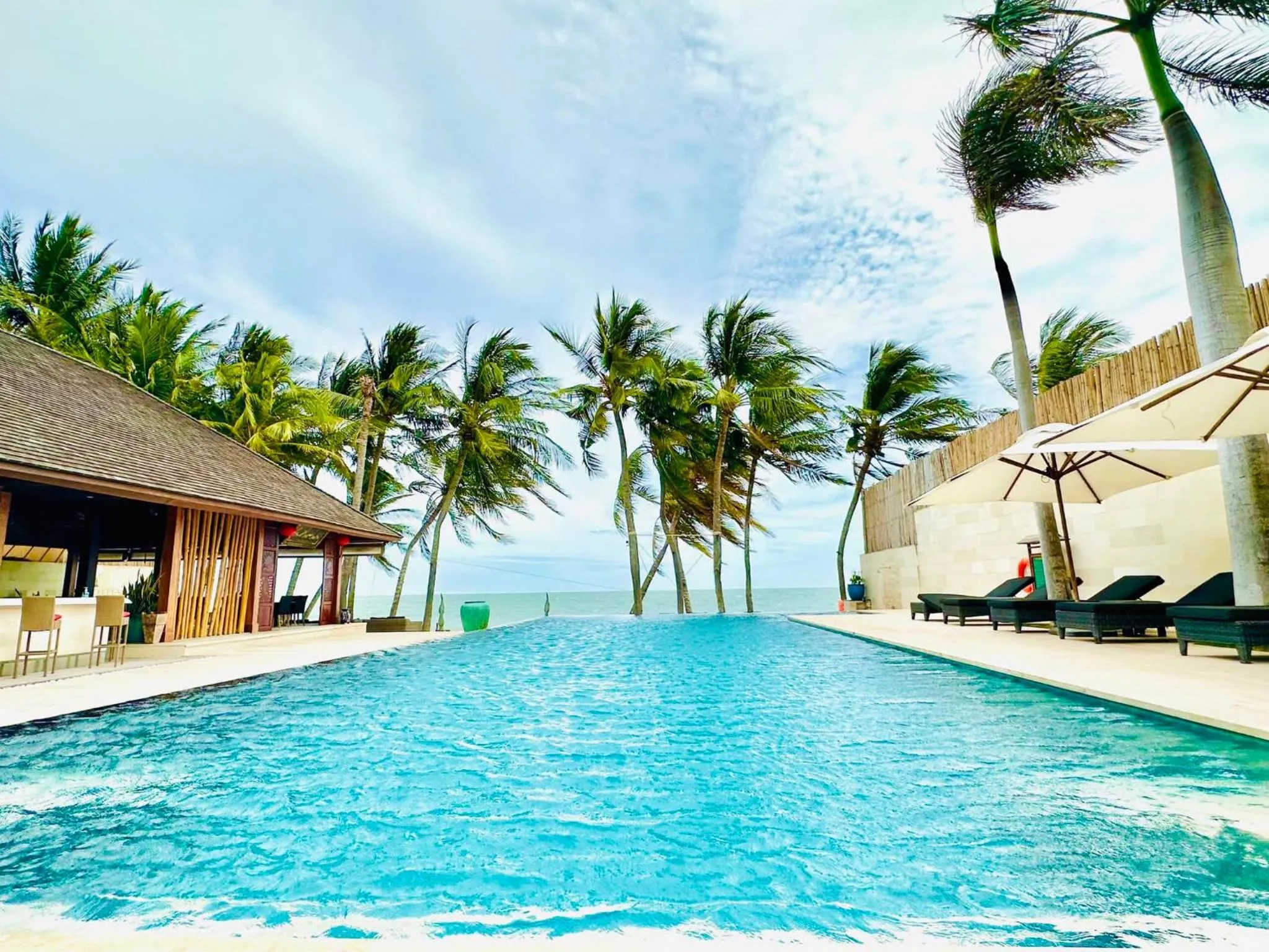 Cottage with Ocean View and Hot Tub in Sunsea Resort