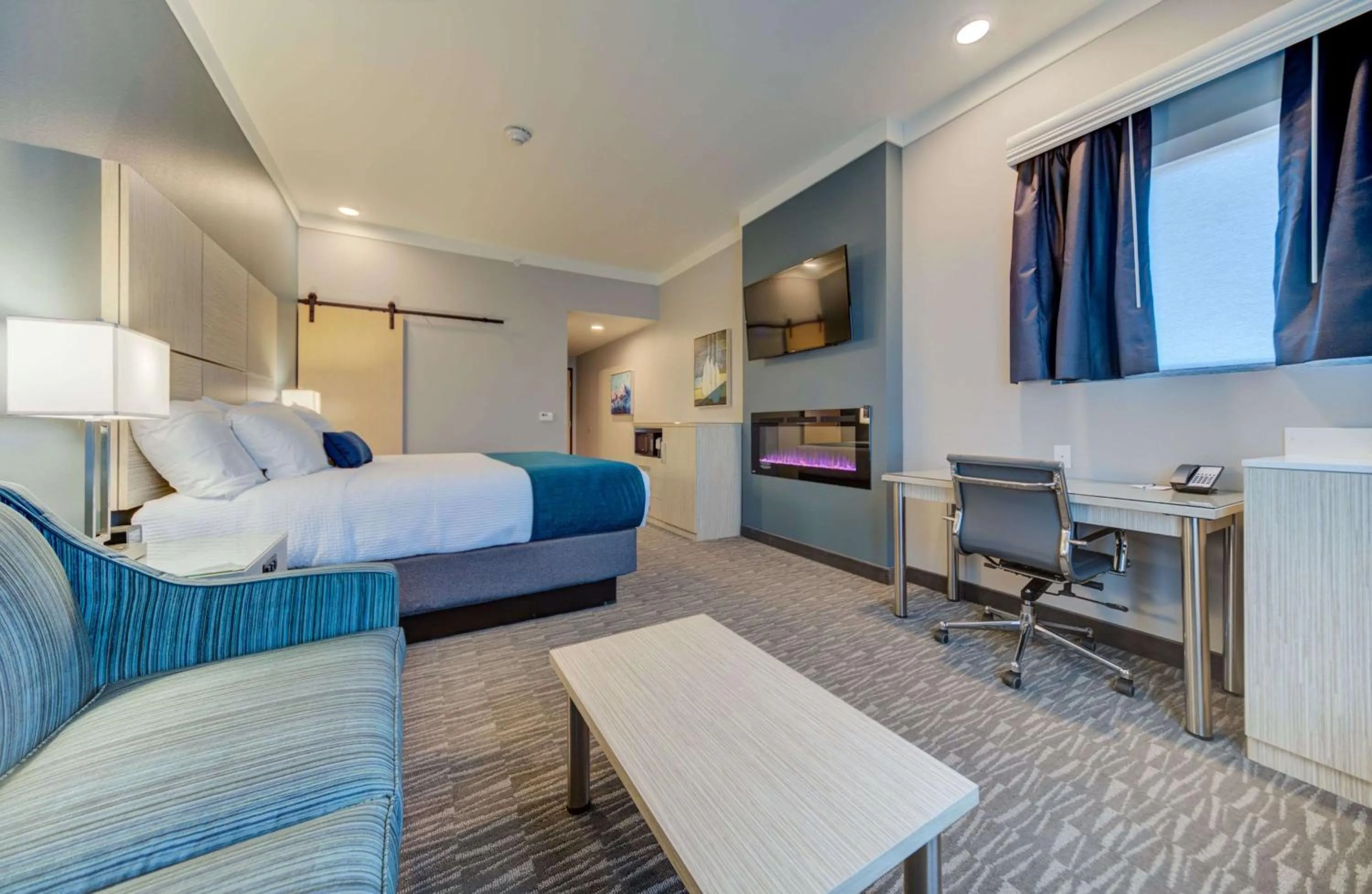 King Room with Fireplace and Mountain View in Hotel Peppertree Bend, BW Premier Collection