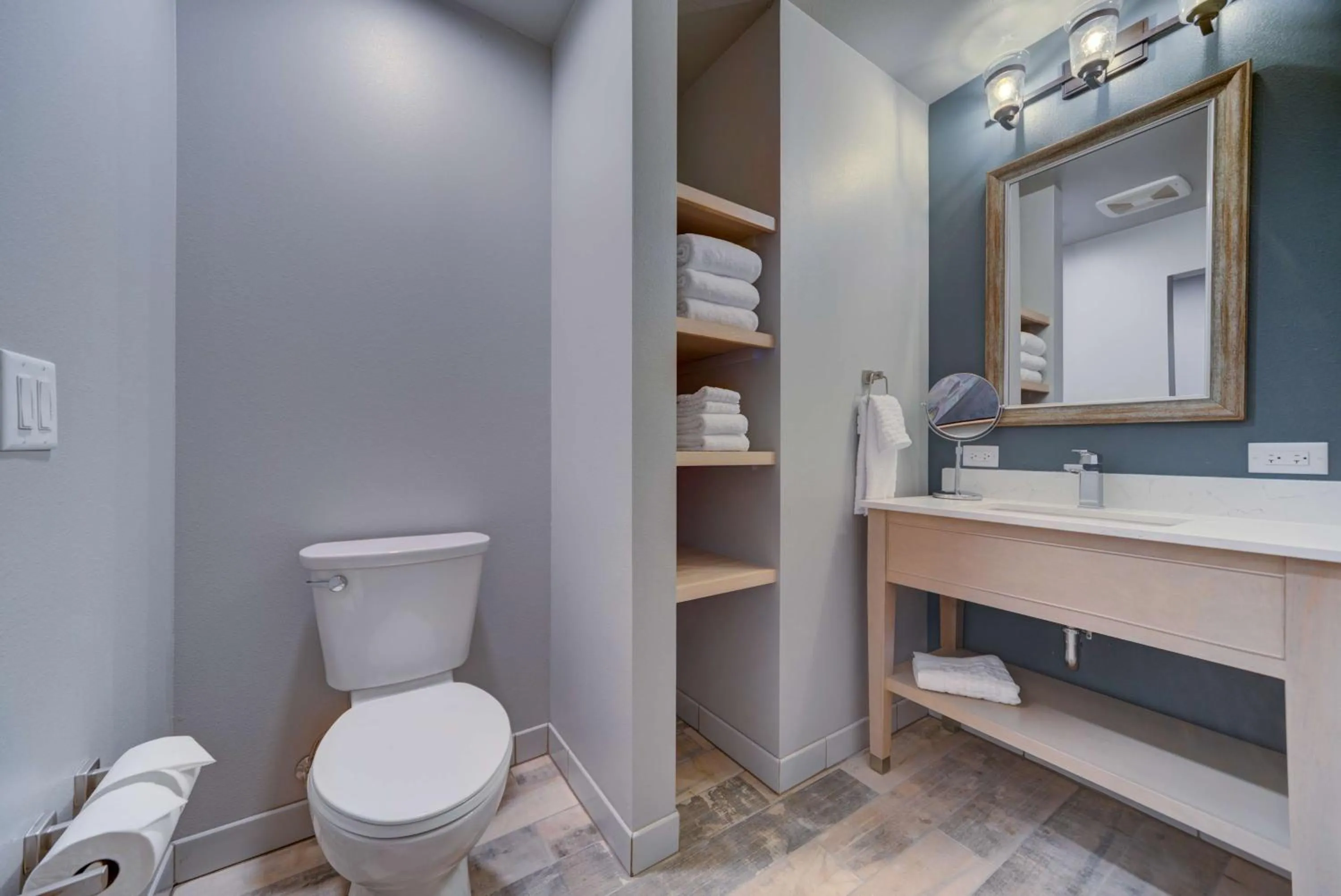 King Room with Sofabed - Non-Smoking in Hotel Peppertree Bend, BW Premier Collection