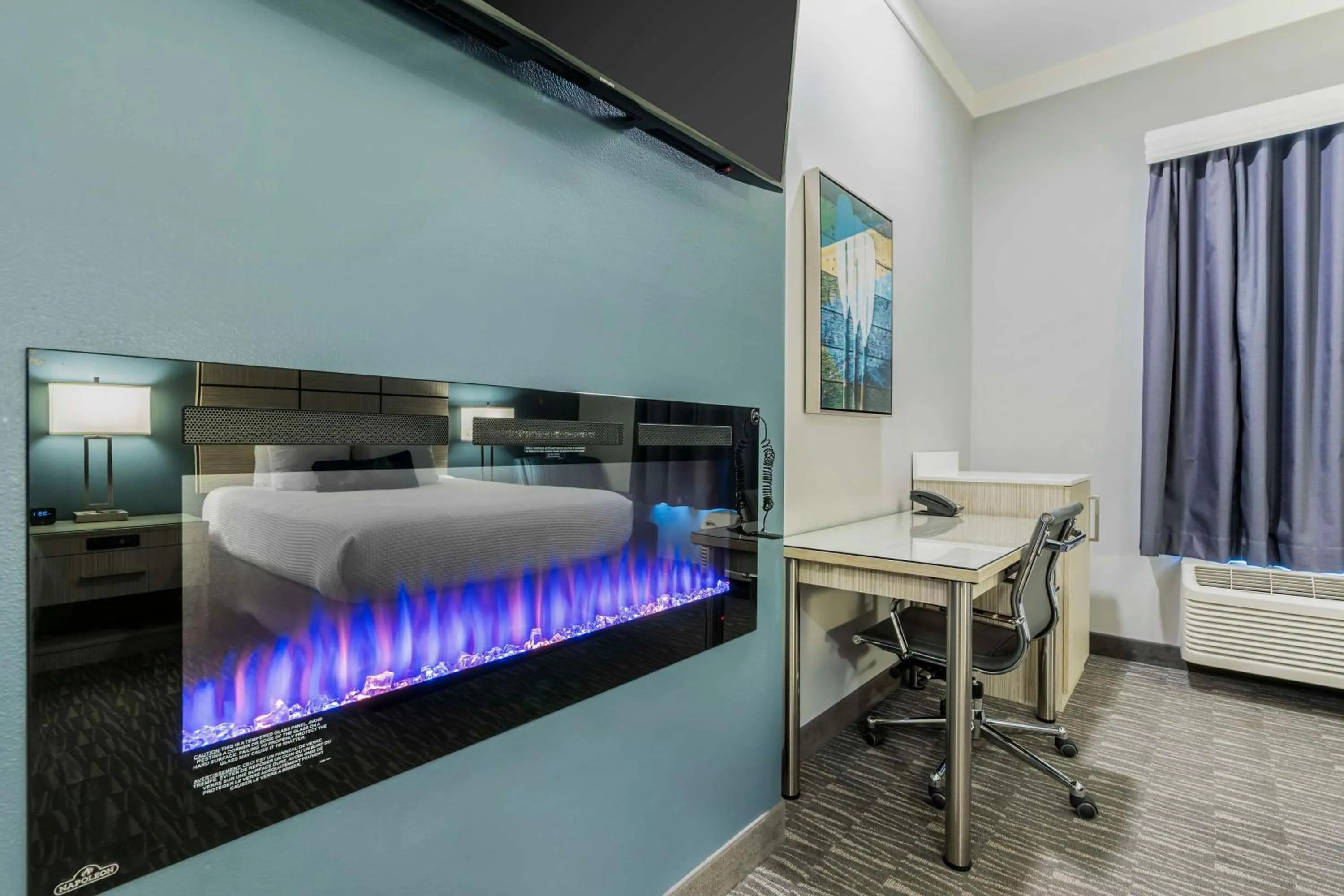 Queen Suite with Single Bed, Sofa Bed and Fireplace - Mountain View/Non-Smoking in Hotel Peppertree Bend, BW Premier Collection