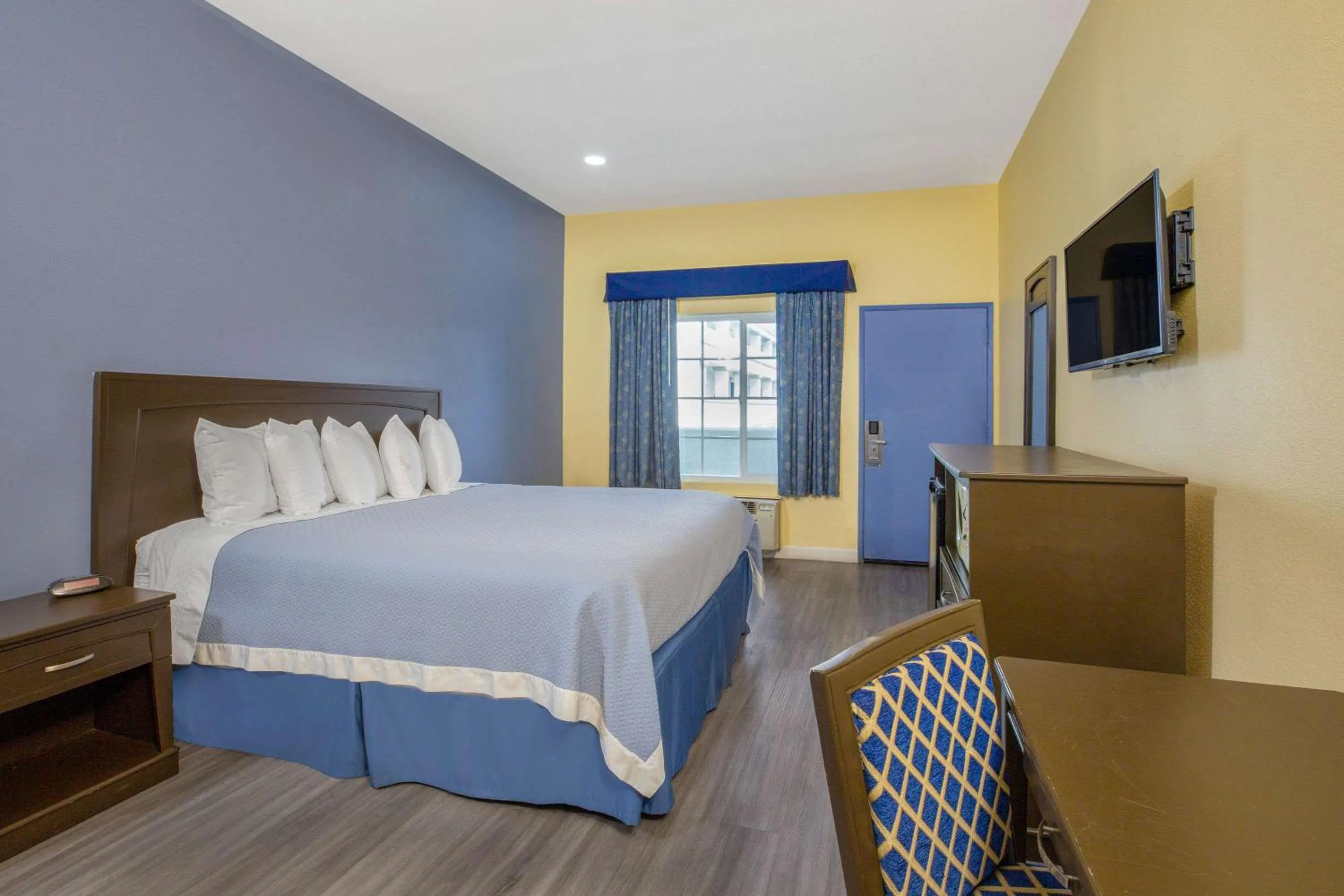 King Room - Non-Smoking in Days Inn by Wyndham Banning Casino/Outlet Mall