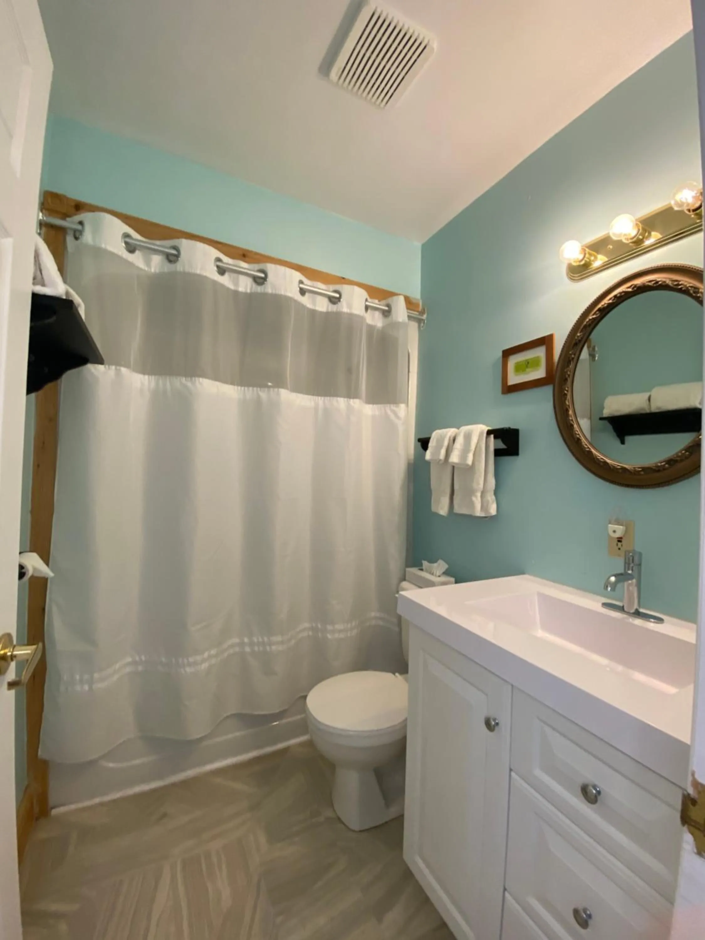 Queen Room - single occupancy in Timber House Resort