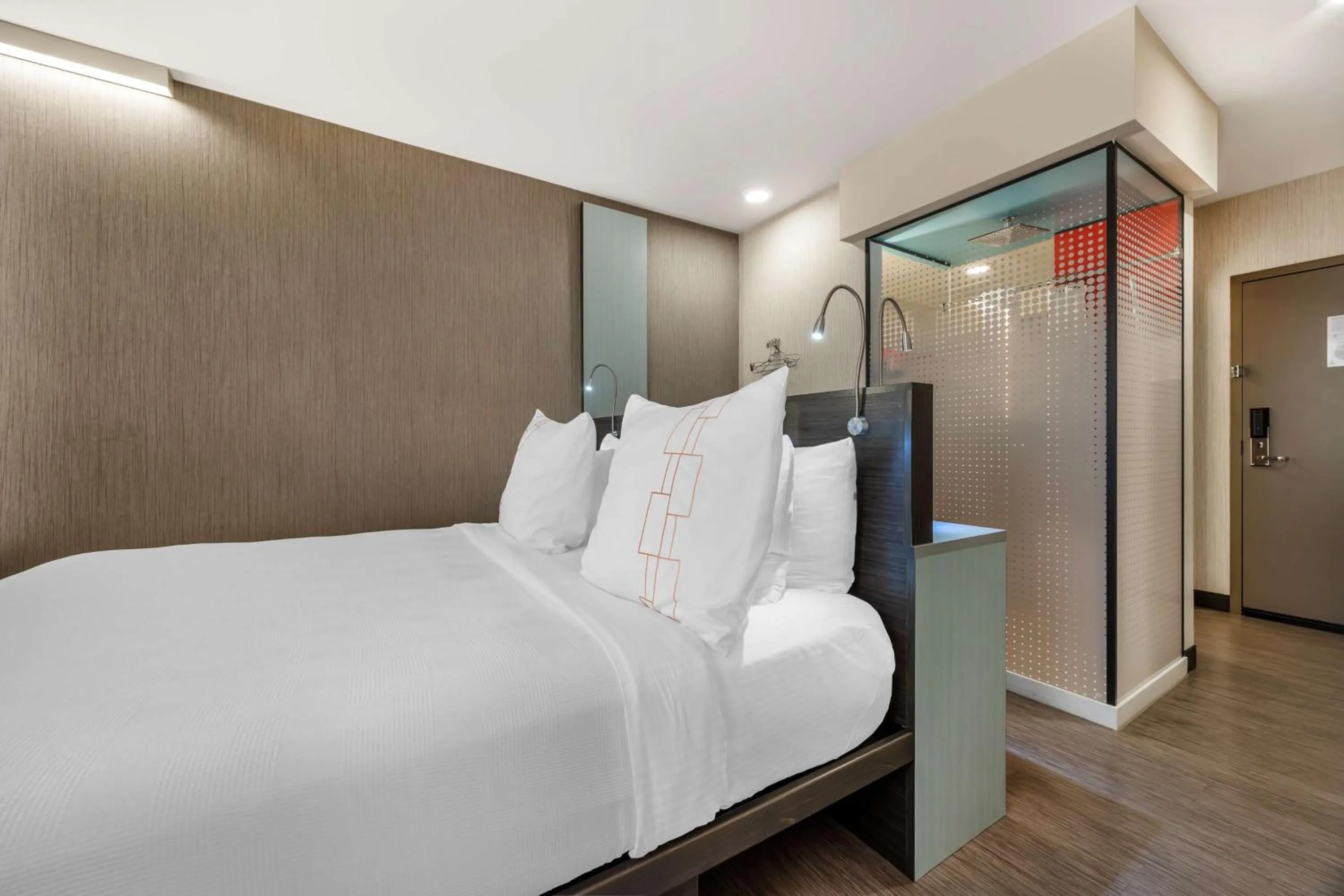 Signature King Room with Roll-In Shower in Vīb Best Western Springfield