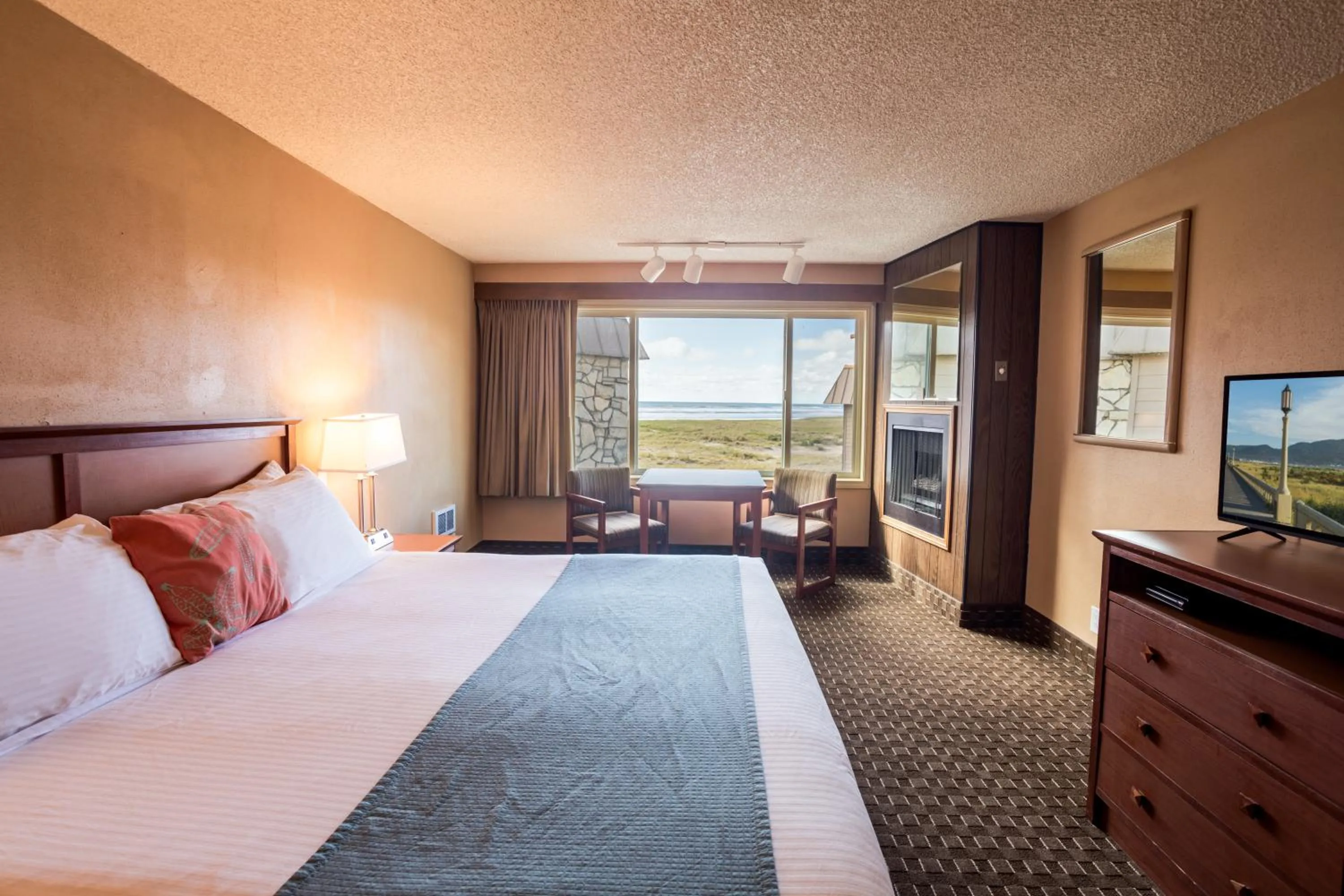 King Room with Partial Ocean View in Ebb Tide Oceanfront Inn