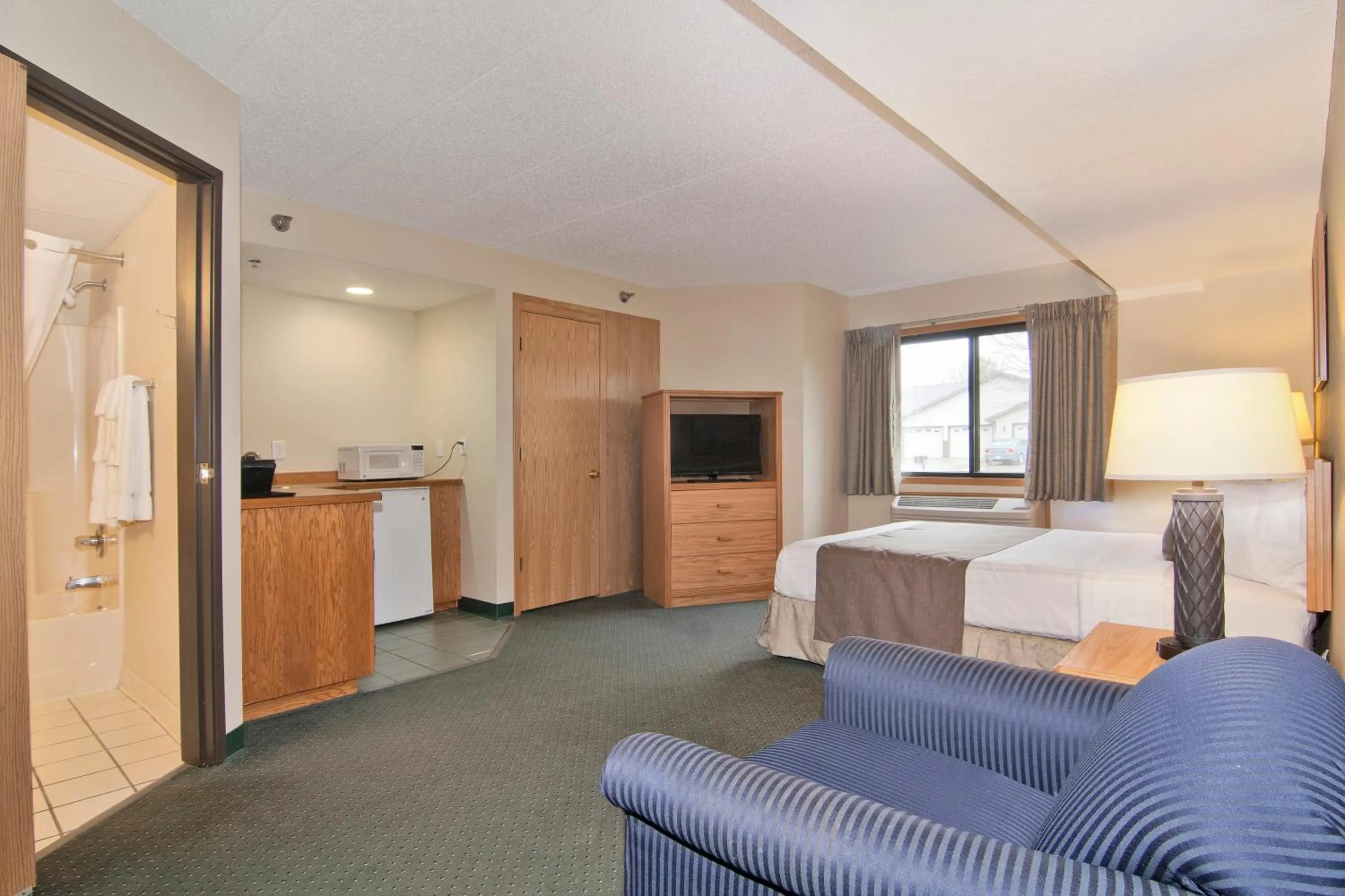Deluxe Family Room in Boarders Inn & Suites by Cobblestone Hotels - Faribault