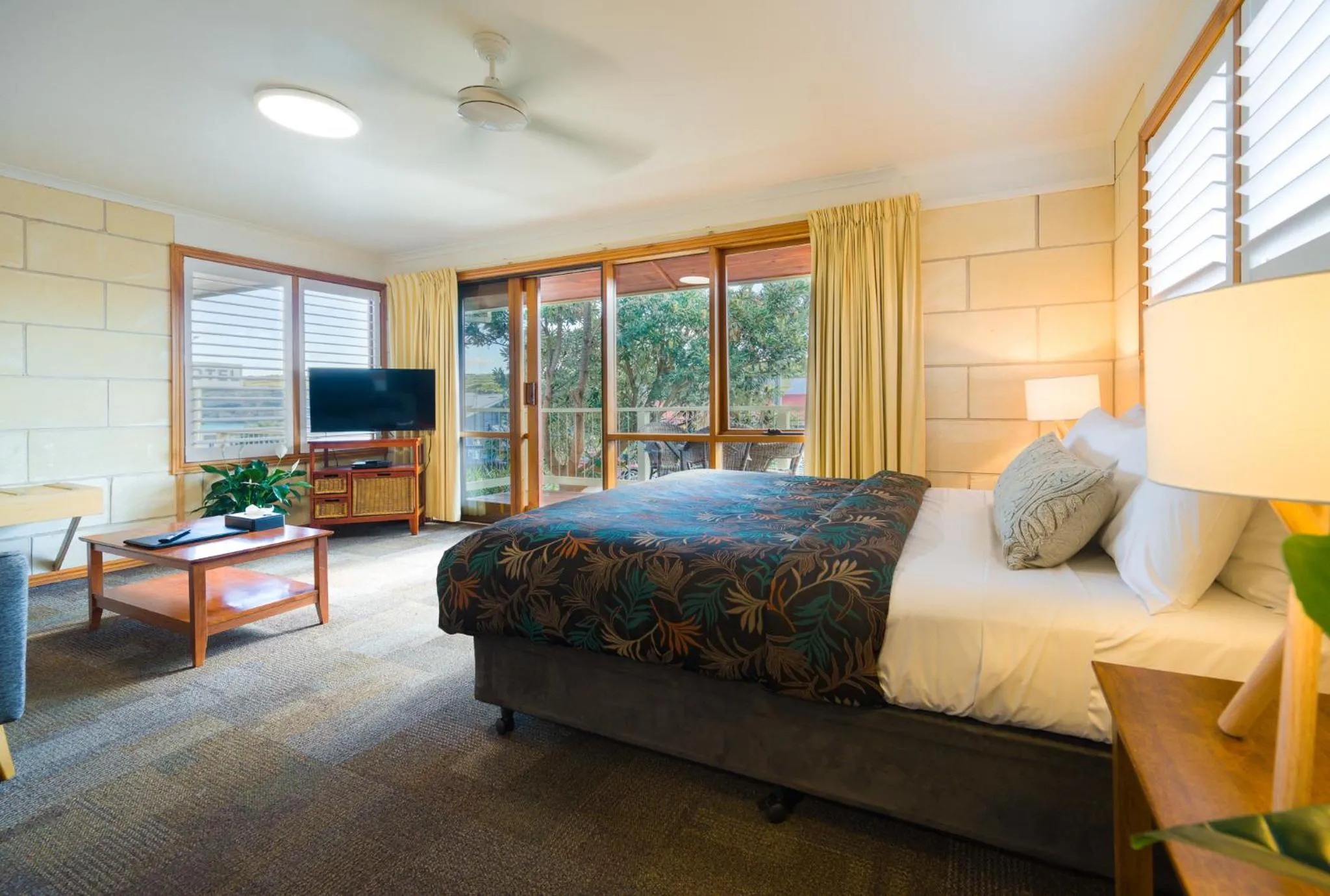 Partial ocean view family with kitchen in Loch Ard Motor Inn