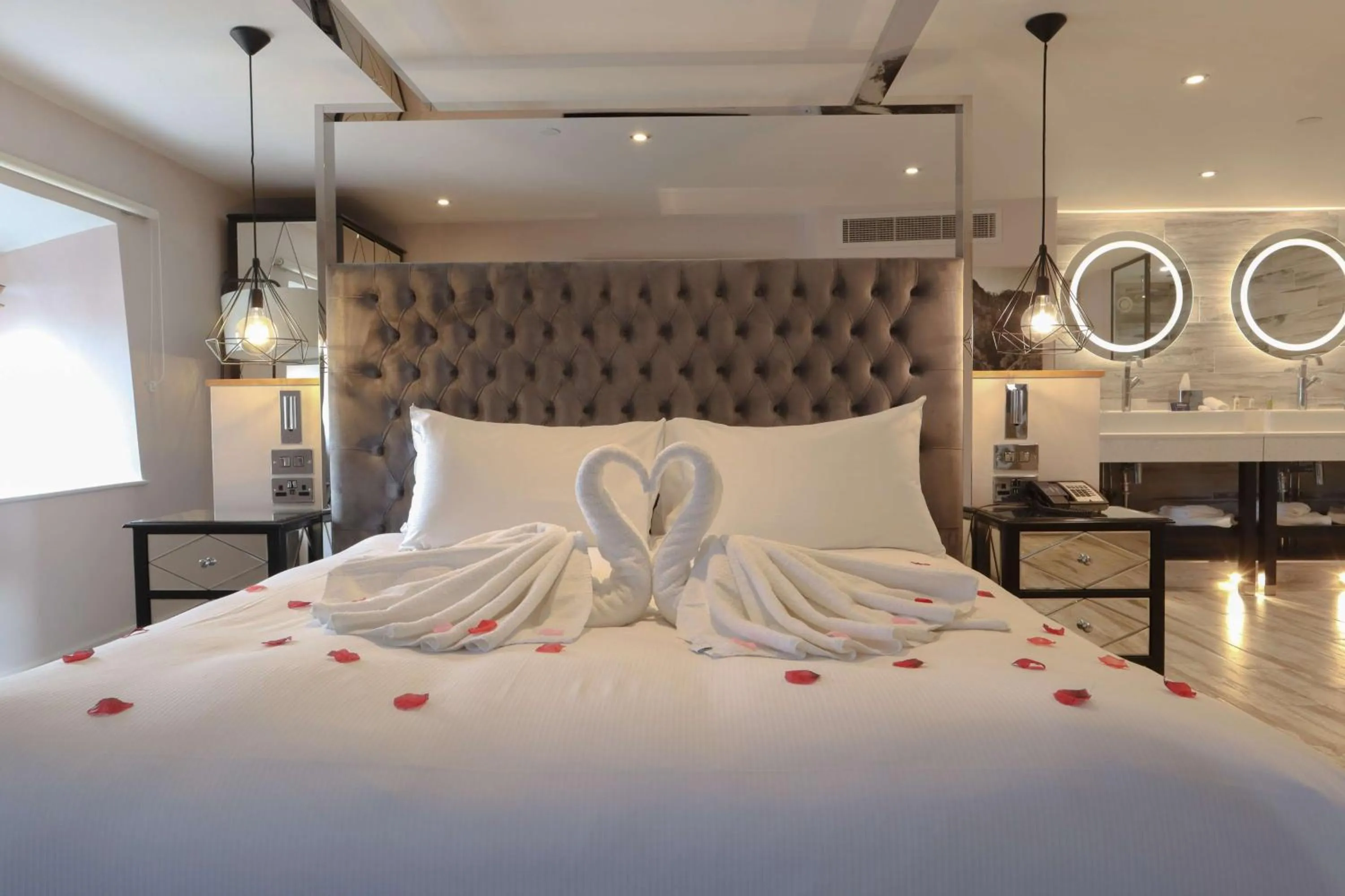 King Loft Suite in DoubleTree by Hilton Bristol South - Cadbury House