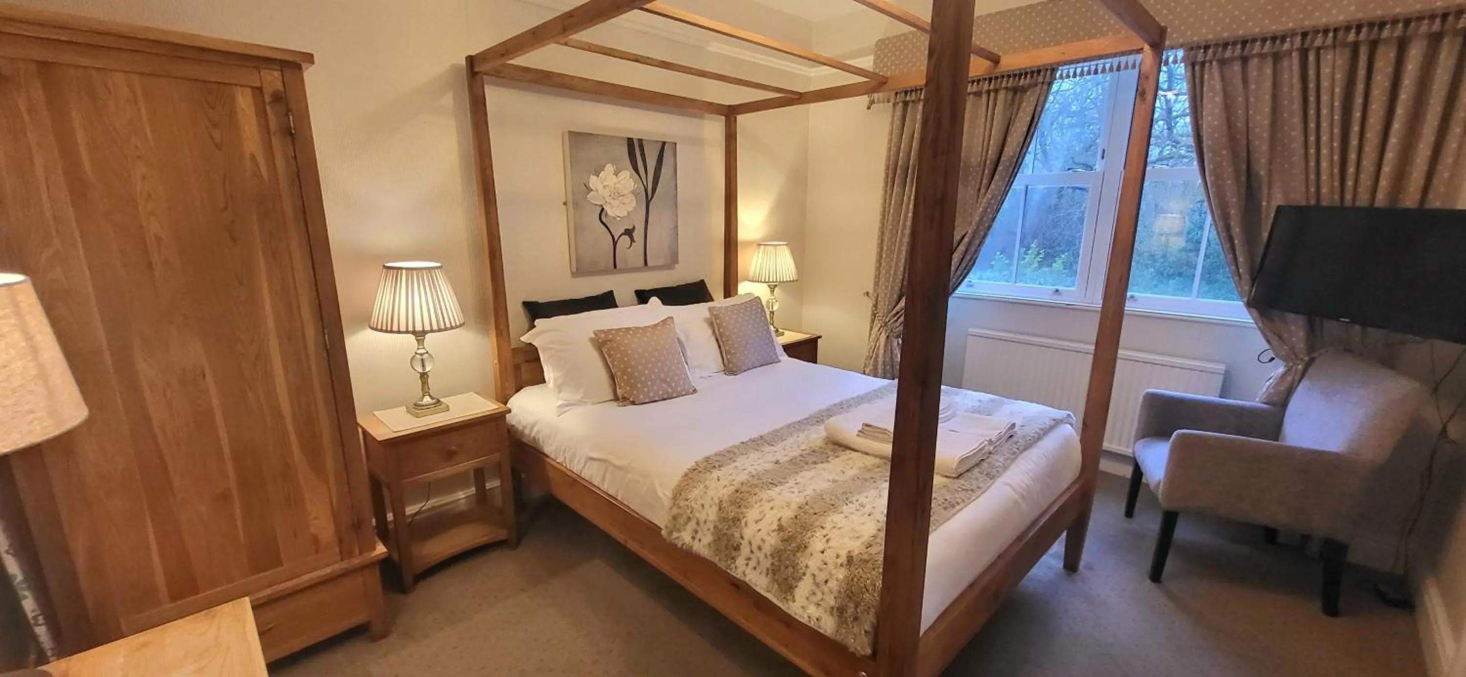 Four Poster Bedroom in Woodlands