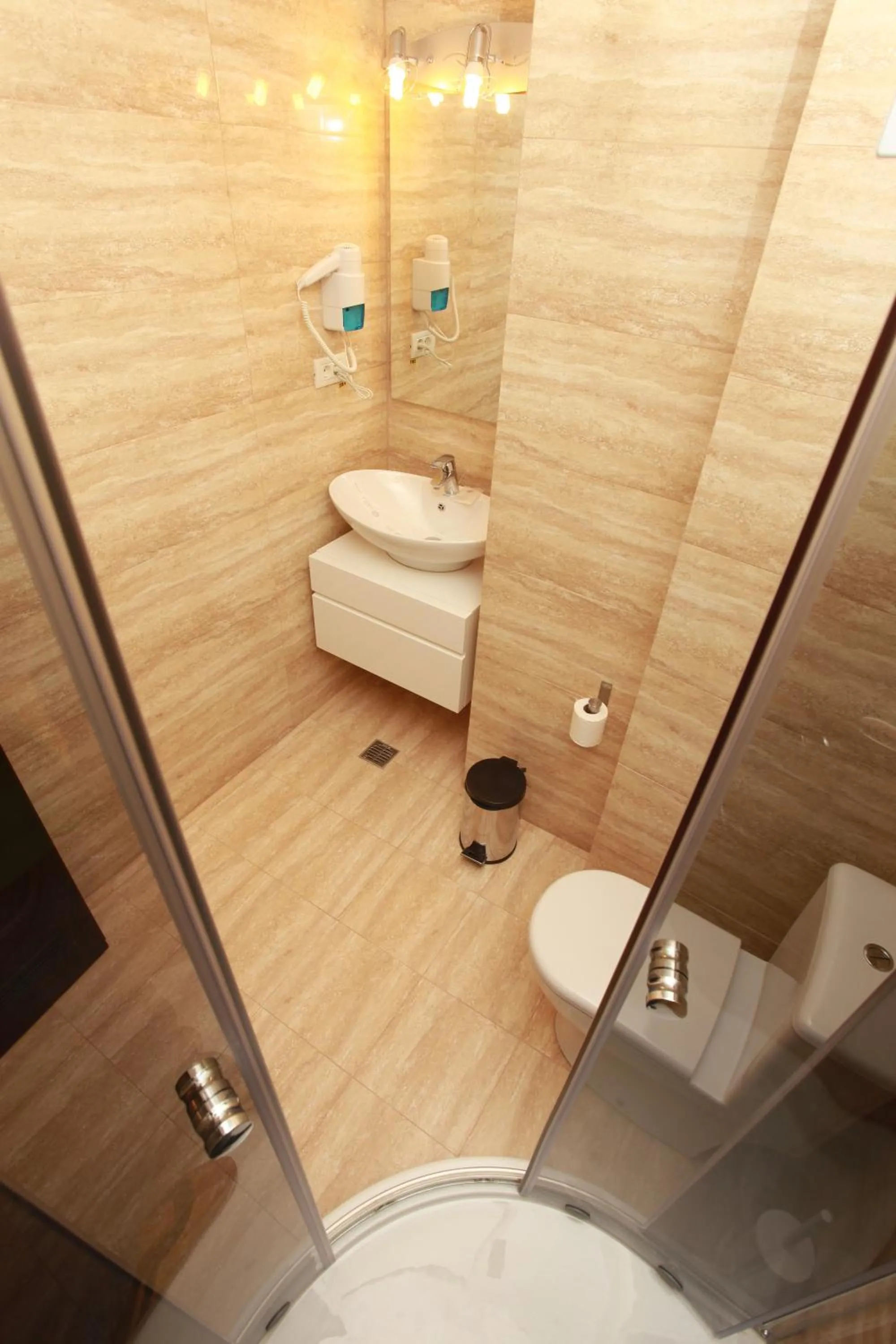 Bathroom in West Plaza Hotel