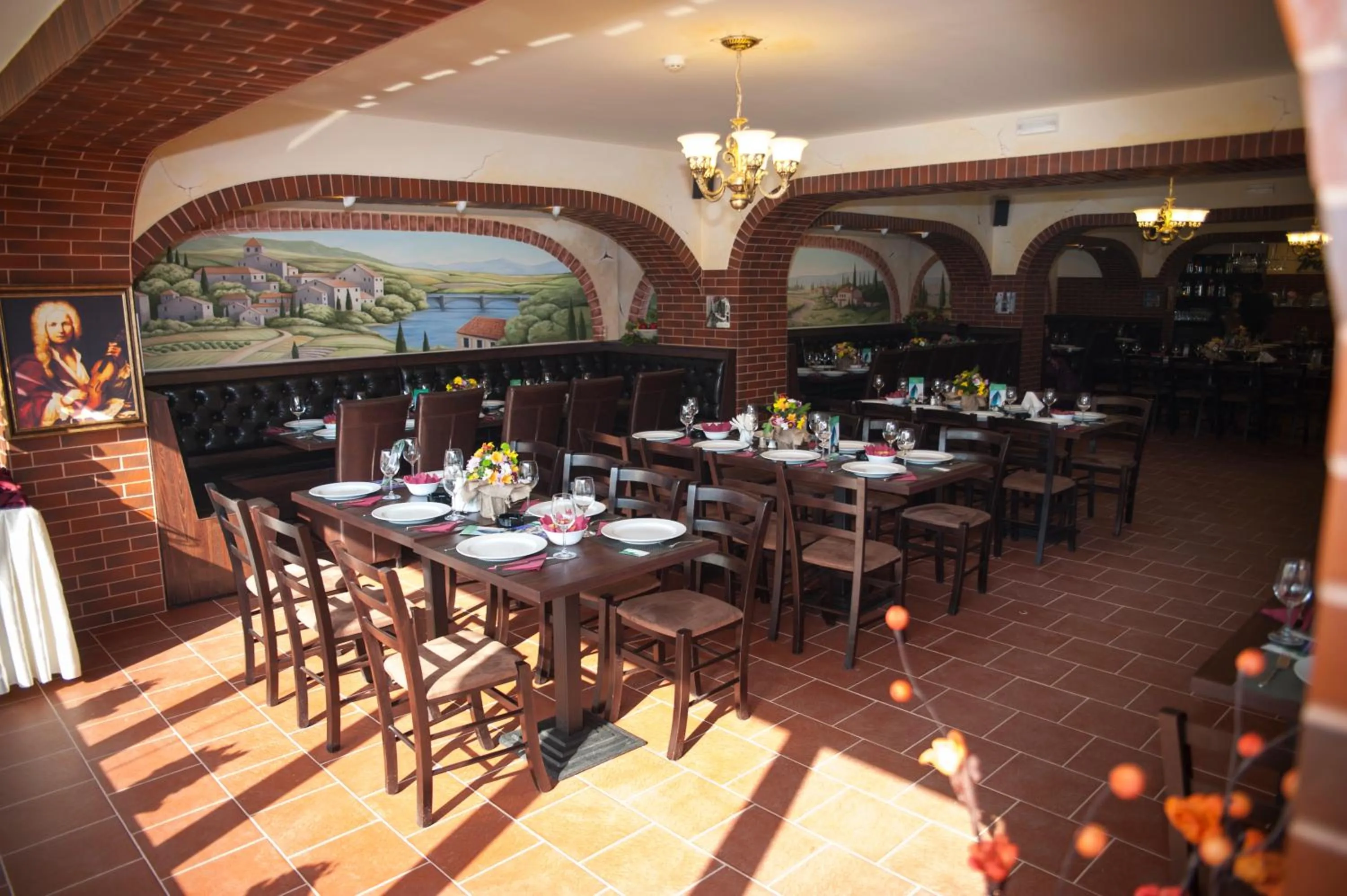 Restaurant/places to eat in West Plaza Hotel