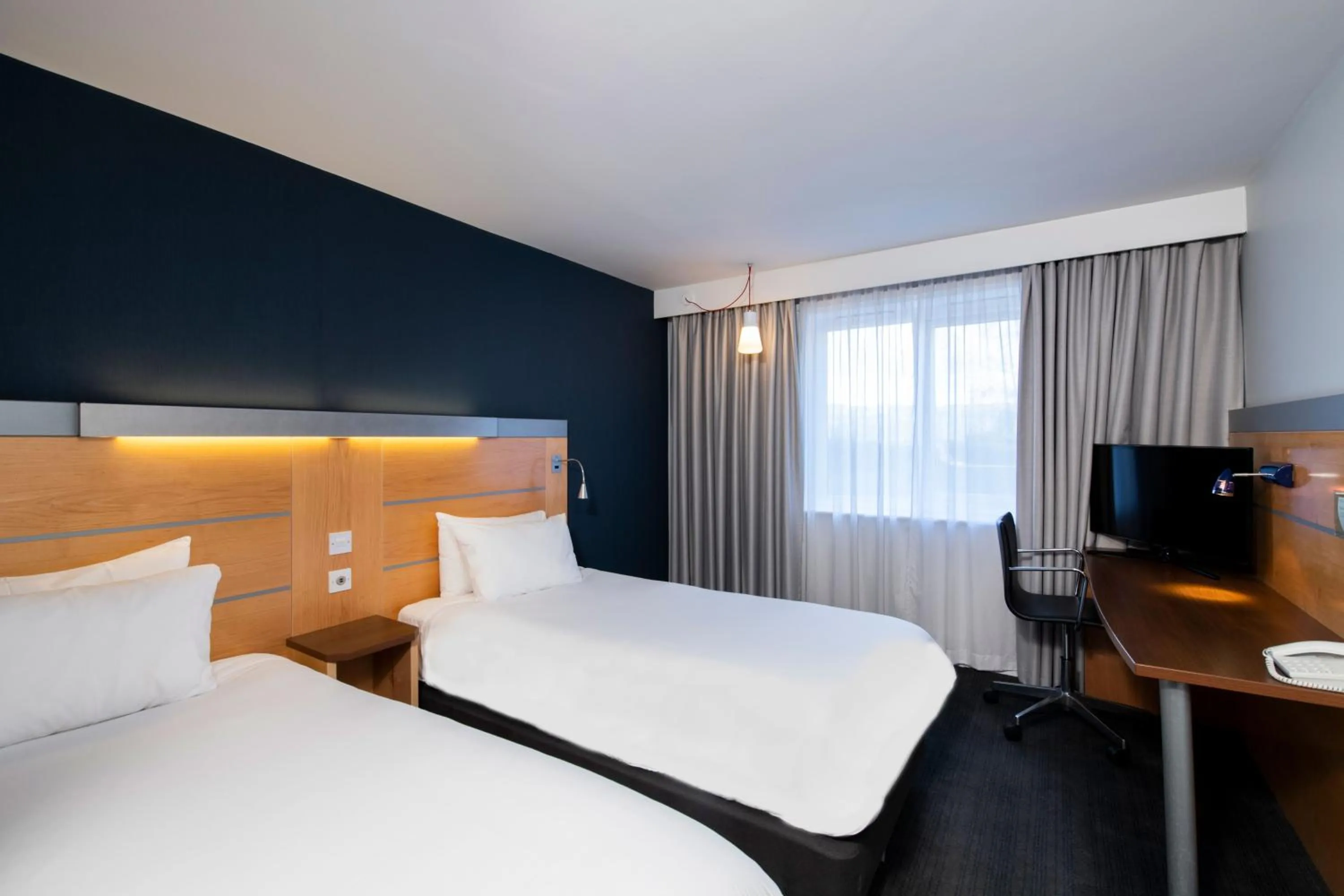 Standard Twin Room with Free Hot Breakfast - Accessible in Holiday Inn Express Hamilton by IHG