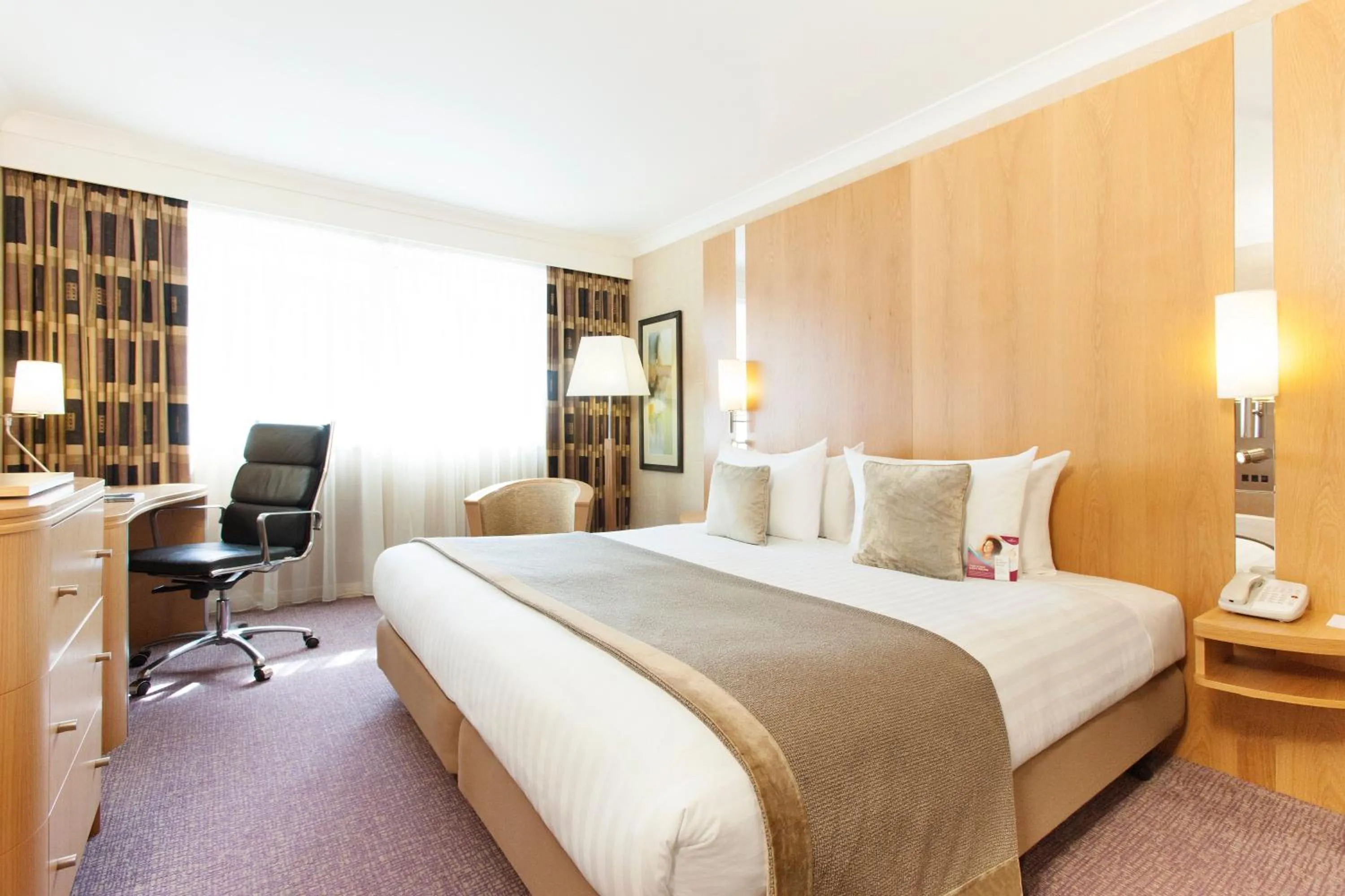 Standard Queen Room in Crowne Plaza Reading