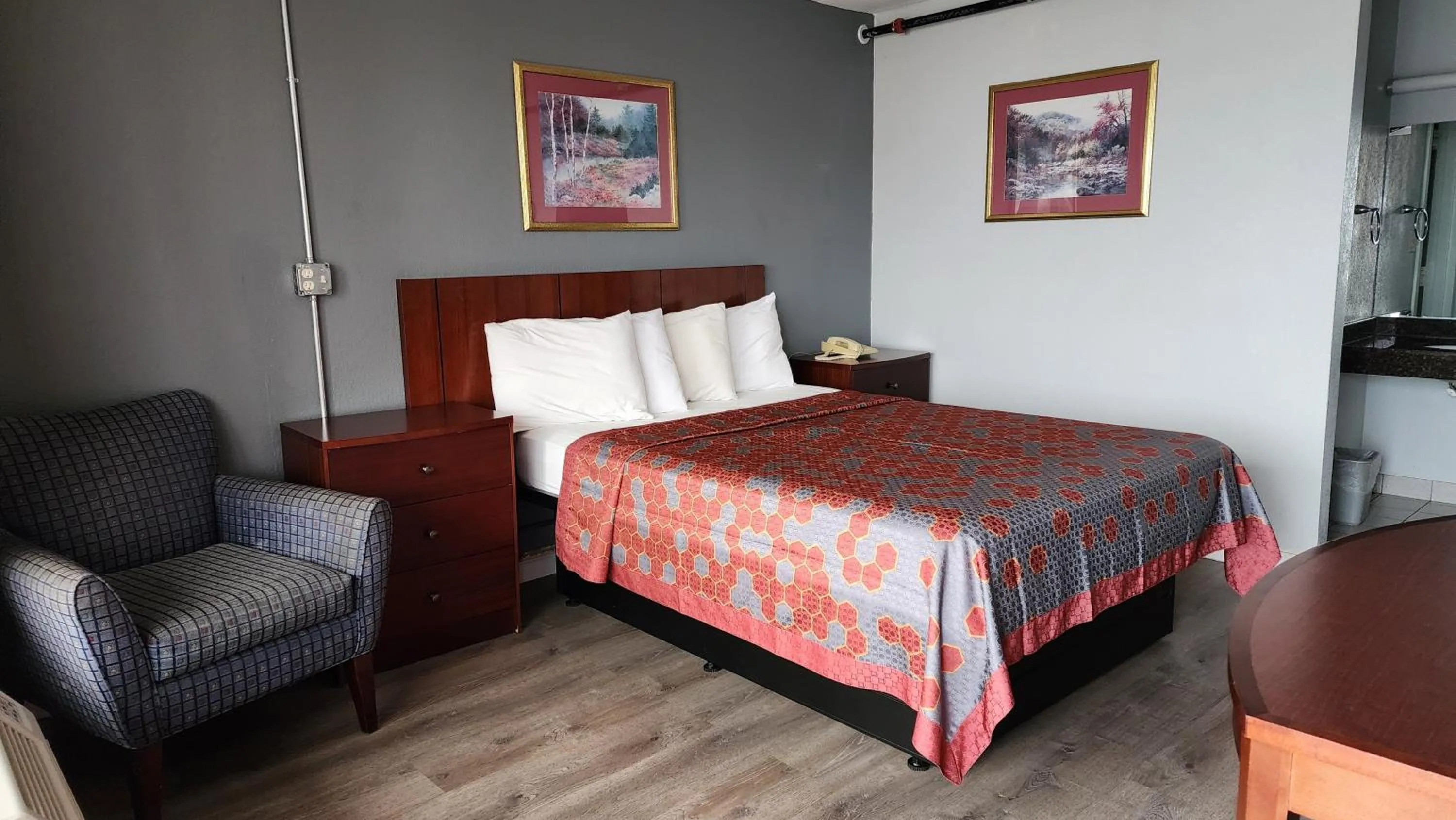 Deluxe Queen Room- Non-Smoking in Starway Inn