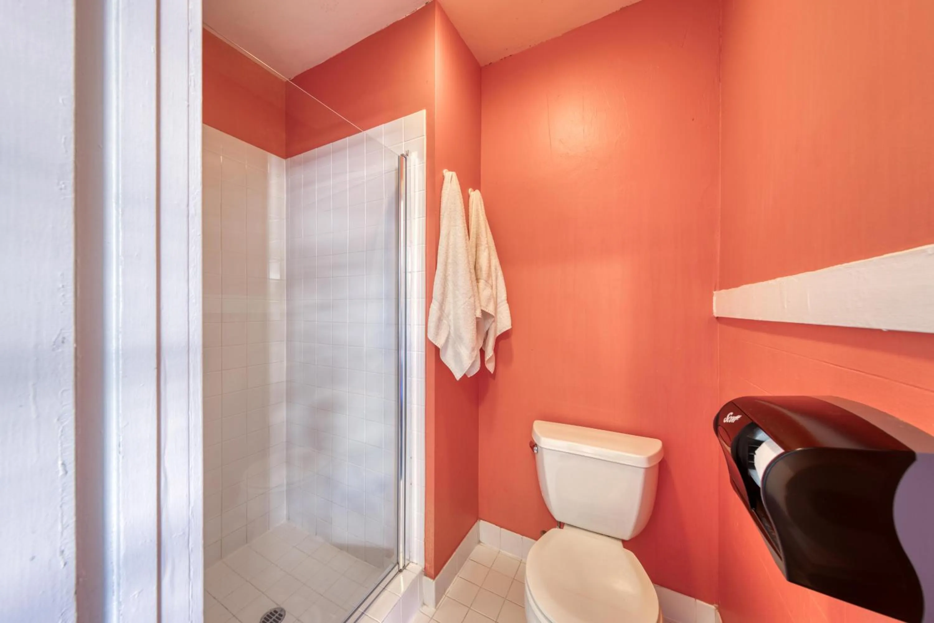 Private Queen Room Ensuite in HI San Francisco Downtown Hostel