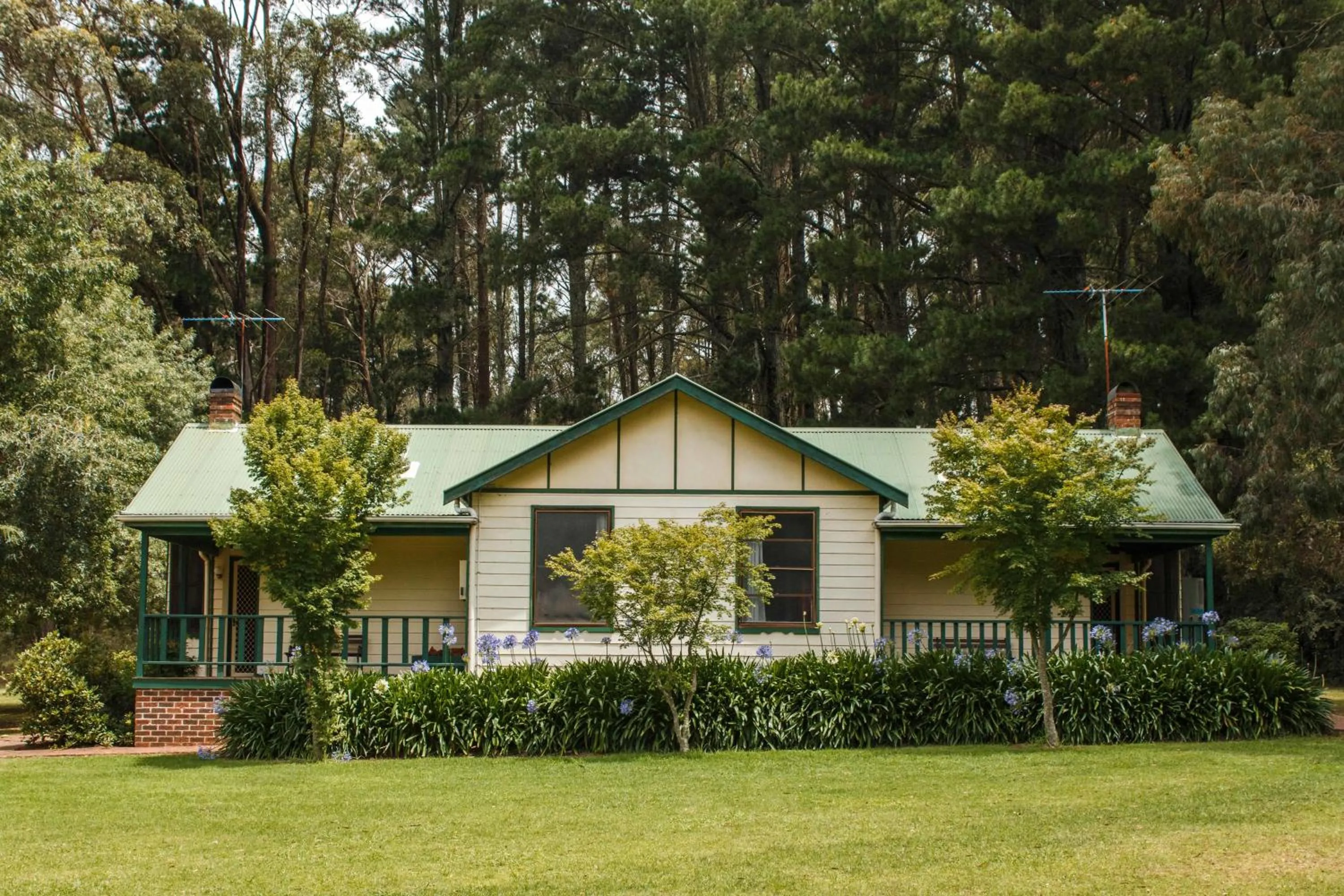 Pine Two-Bedroom Cottage in Federation Gardens & Possums Hideaway
