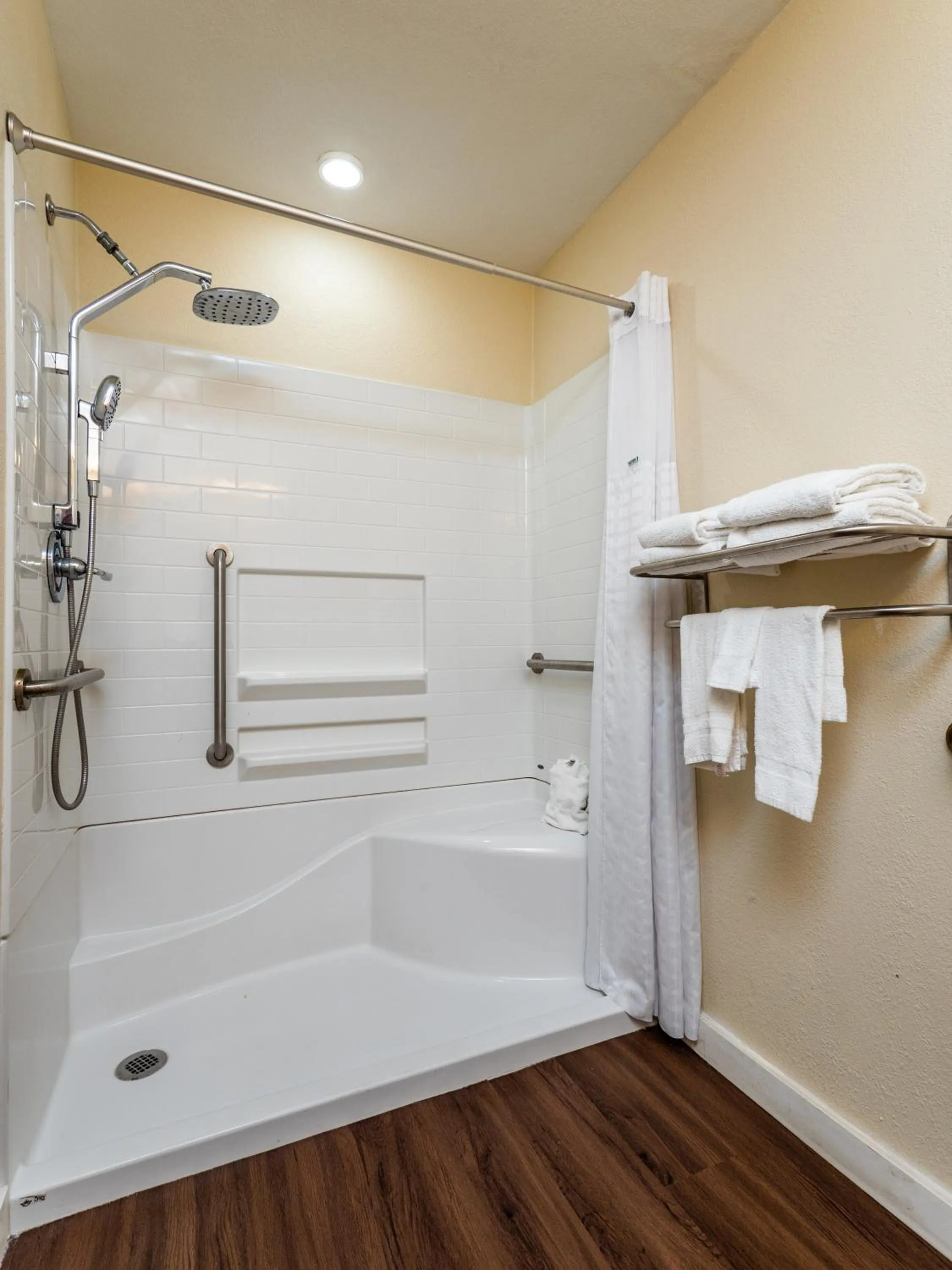 Queen Room with Two Queen Beds and Bath Tub - Hearing Accessible/Non-Smoking in Microtel Inn and Suites Ocala