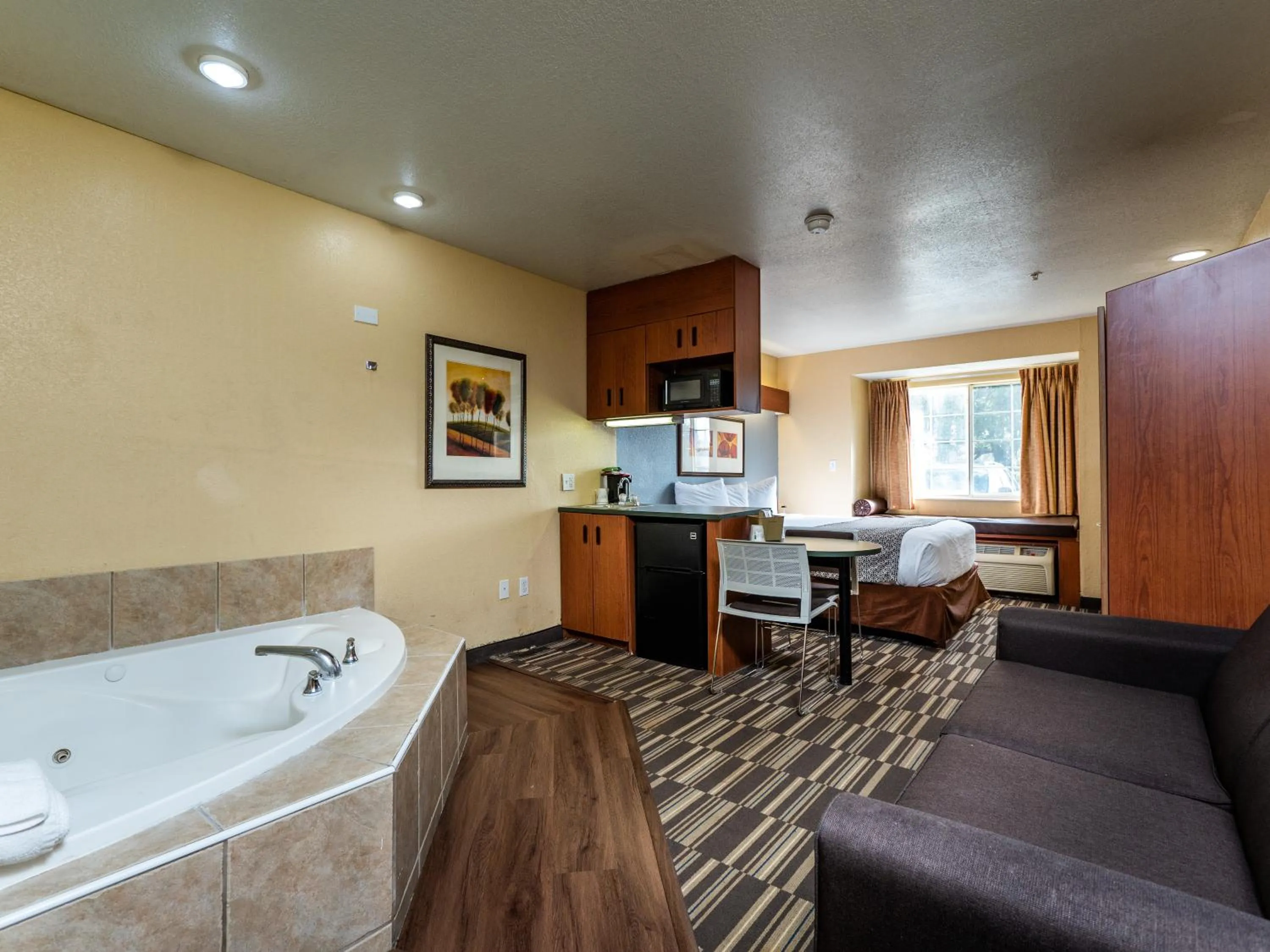 Deluxe Queen Studio Suite - Non-Smoking in Microtel Inn and Suites Ocala