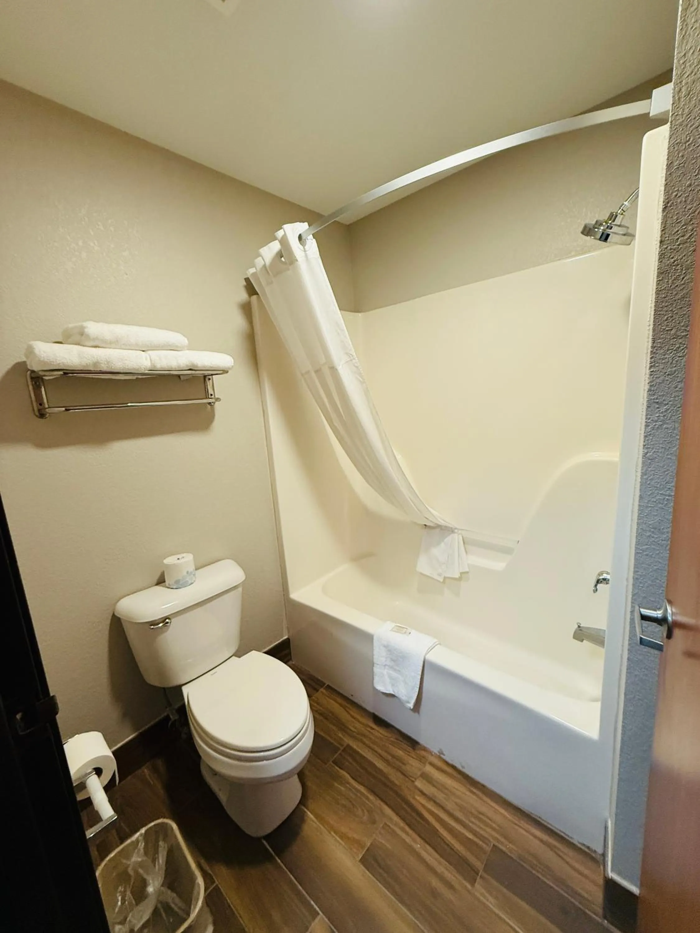 King Studio Suite with View - Non-Smoking in Days Inn & Suites by Wyndham Brinkley