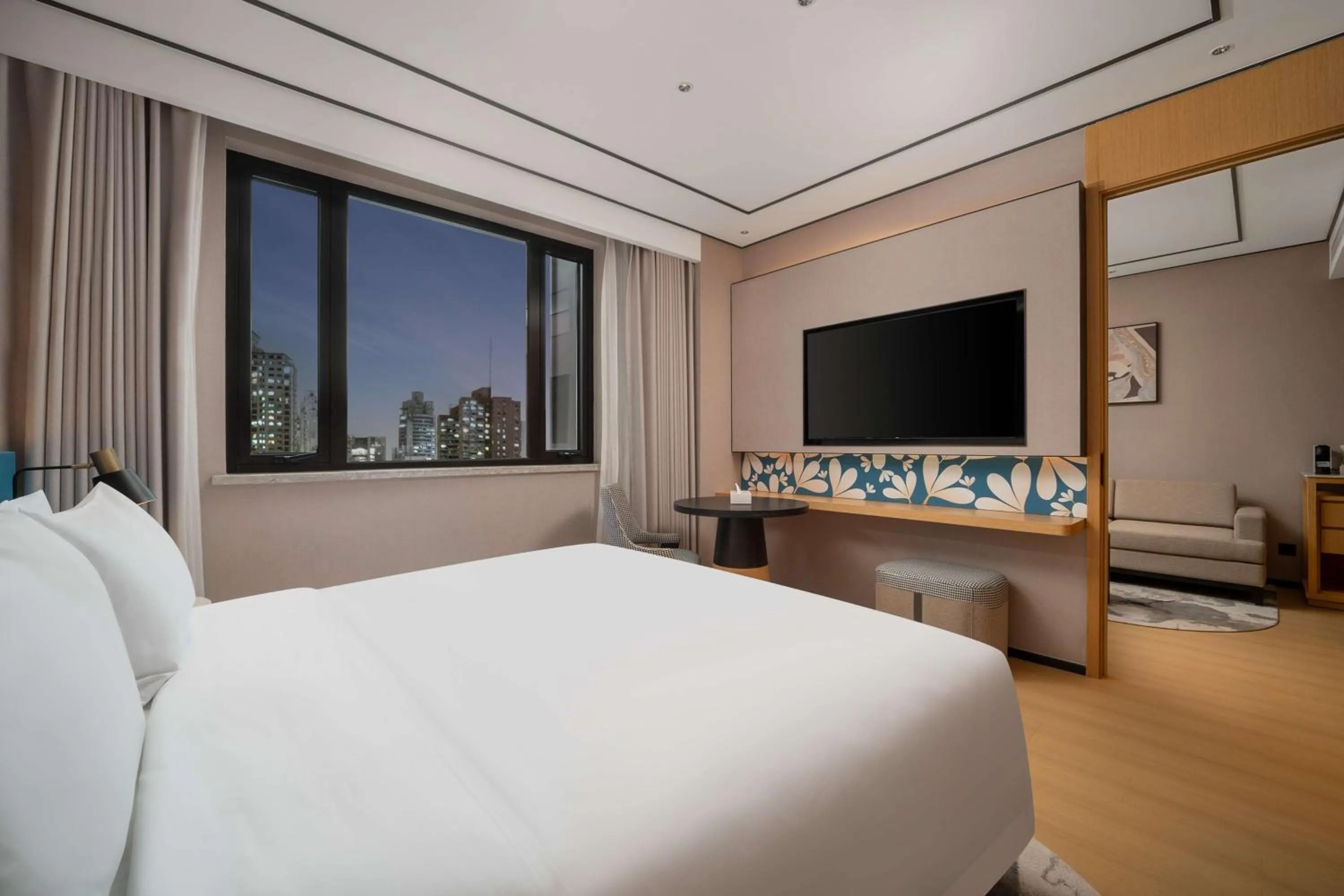 Deluxe King Suite in Hilton Garden Inn Shanghai Caoyang