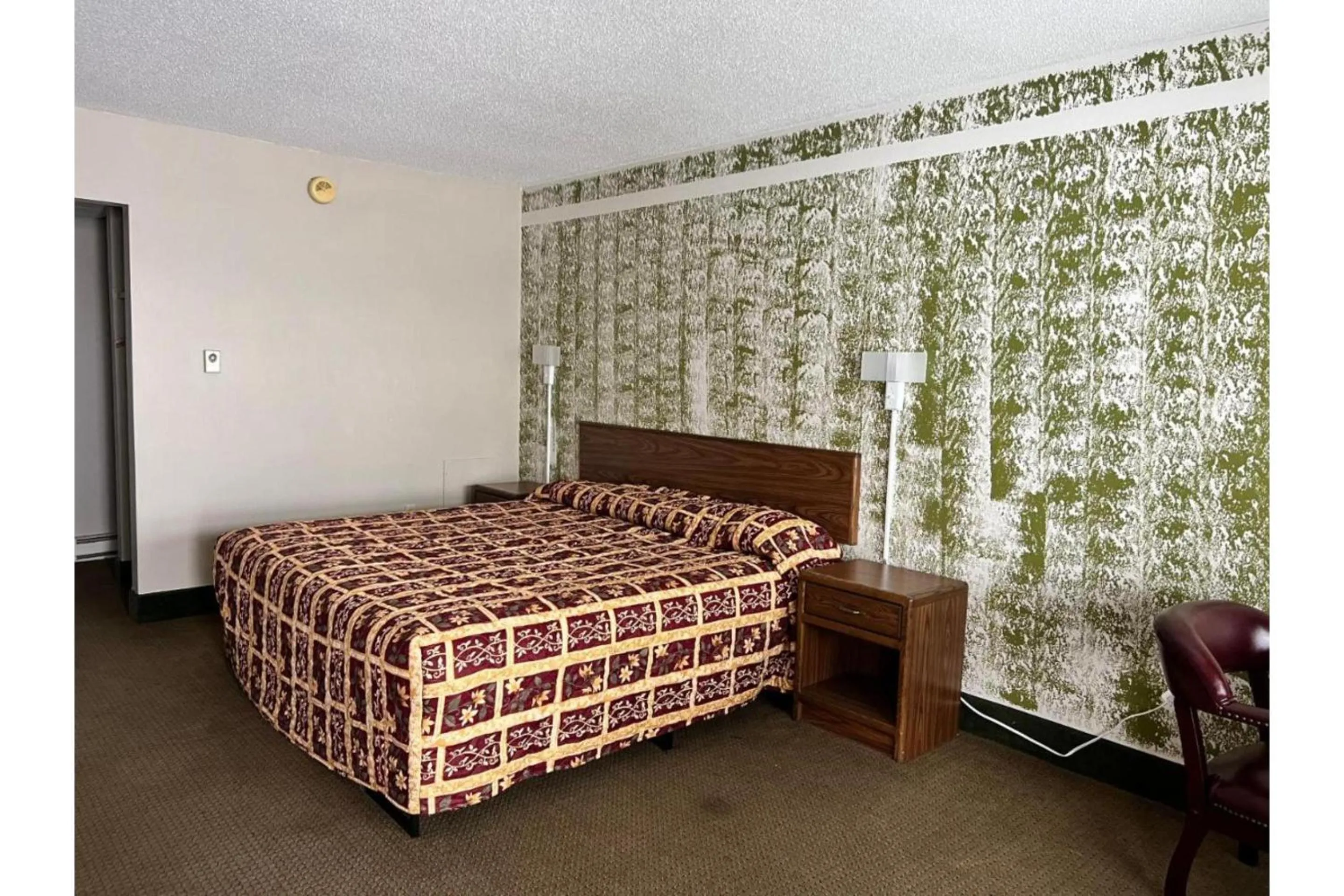 King Bed Accessible Non-Smoking in Devils Lake Inn By OYO Near Devils Lake Regional Airport
