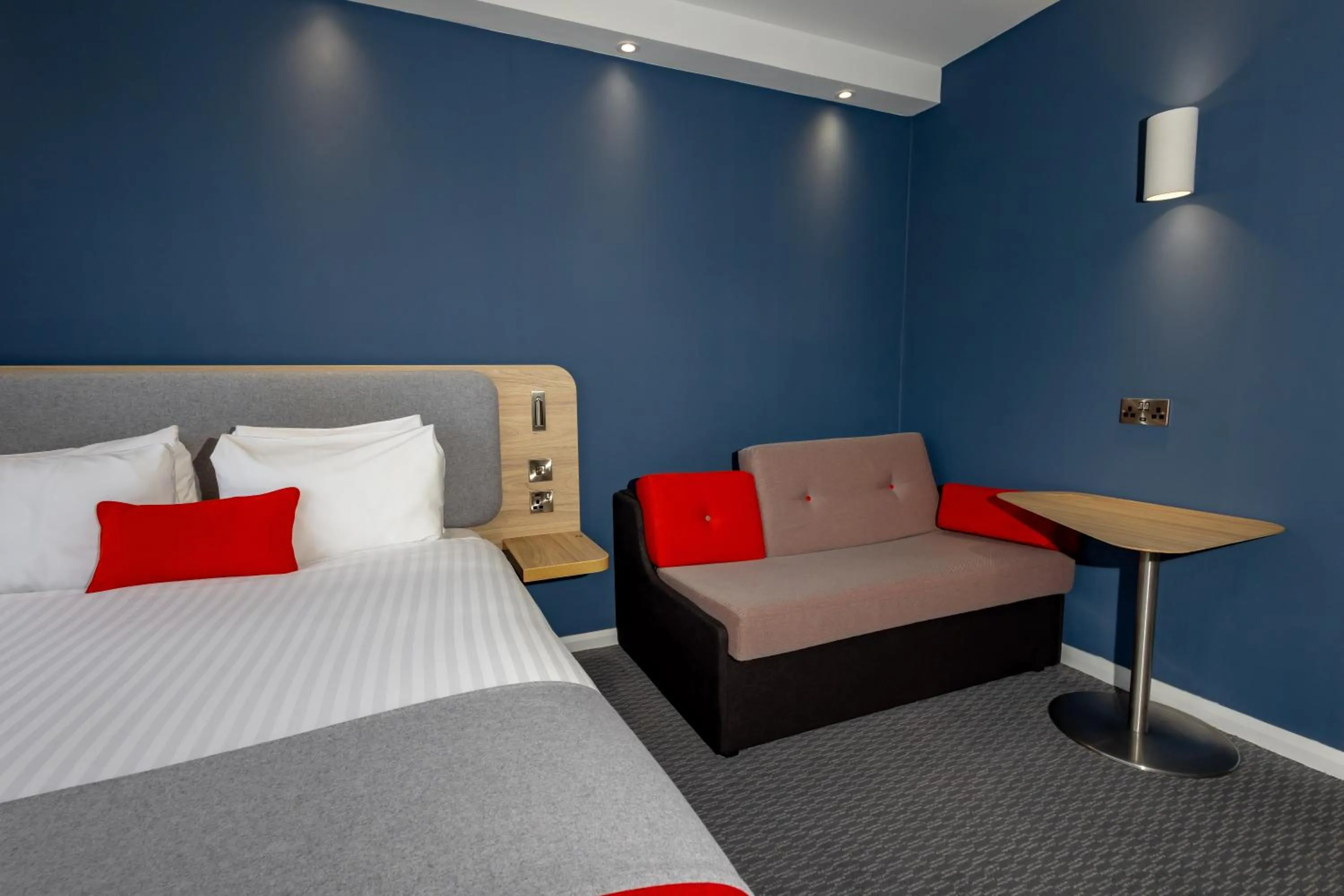 Standard Accessible Queen Room with Free Hot Breakfast in Holiday Inn Express Norwich by IHG