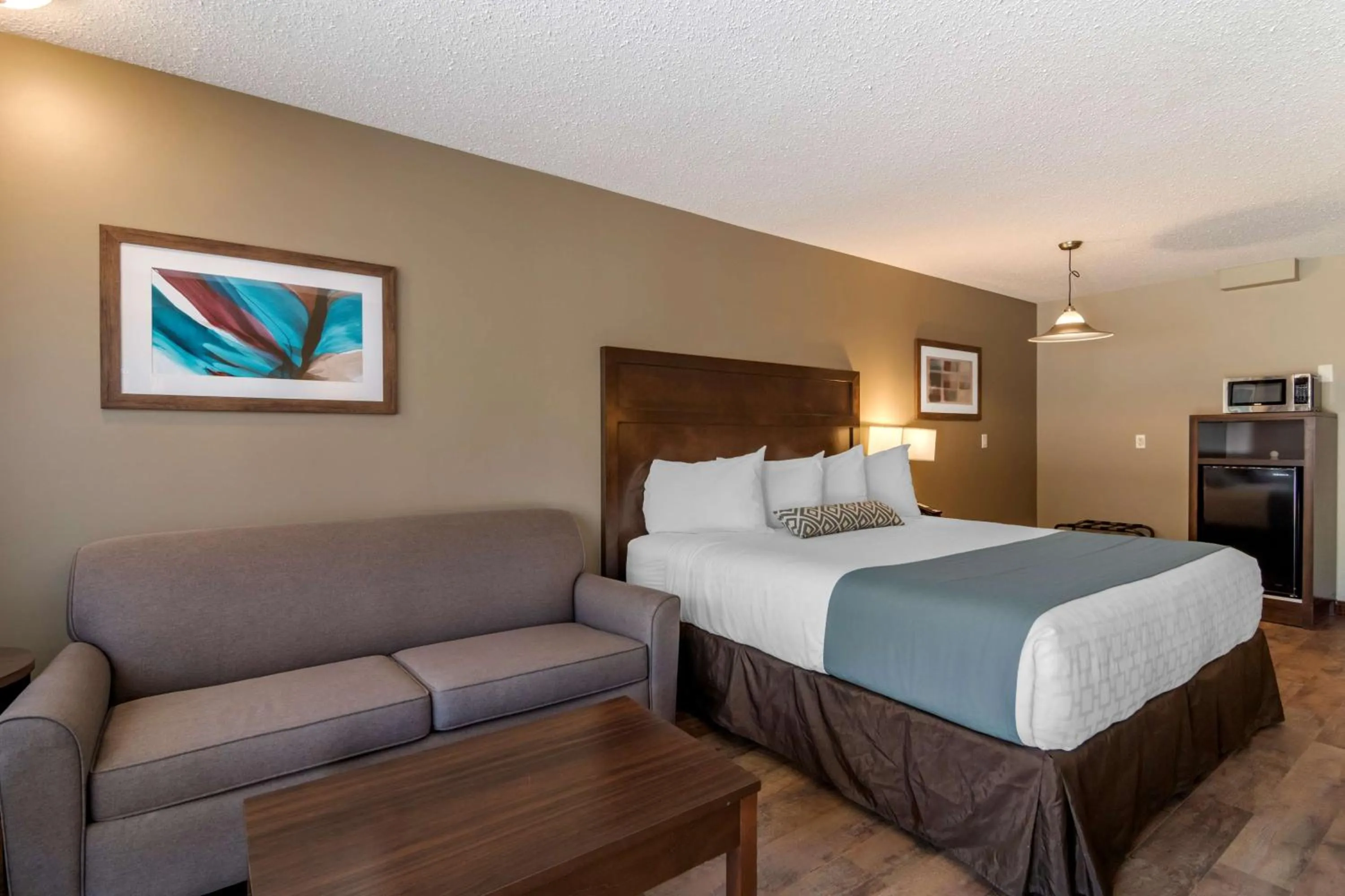 Queen Room - Non-Smoking in SureStay Plus Hotel by Best Western Salmon Arm