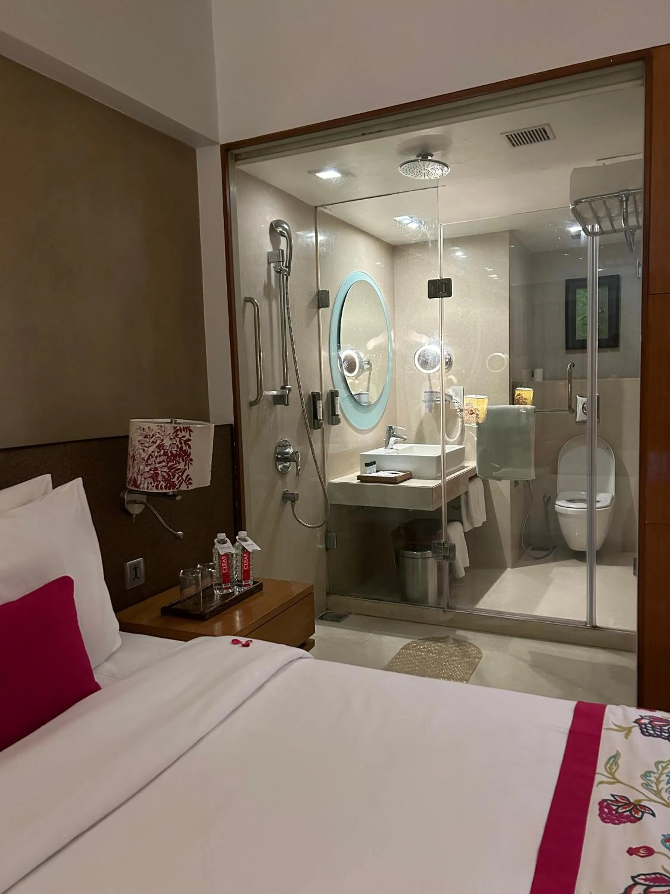 Deluxe Double or Twin Room with 15% off on F&amp;B - single occupancy in Fortune Select SG Highway, Ahmedabad - Member ITC Hotels&#x27; Group