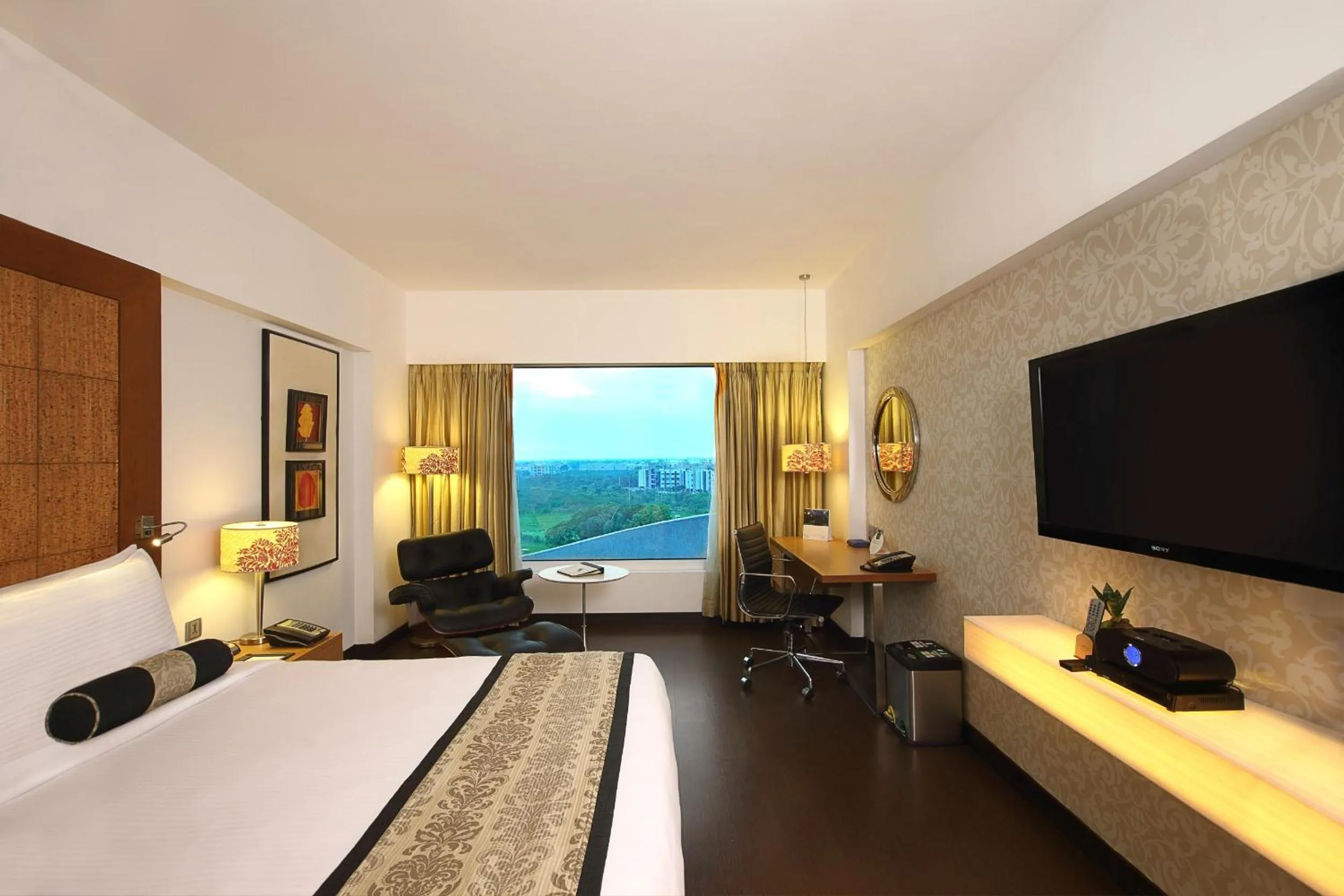 Fortune Club Room with 20% off on F&amp;B and Spa - single occupancy in Fortune Select SG Highway, Ahmedabad - Member ITC Hotels&#x27; Group