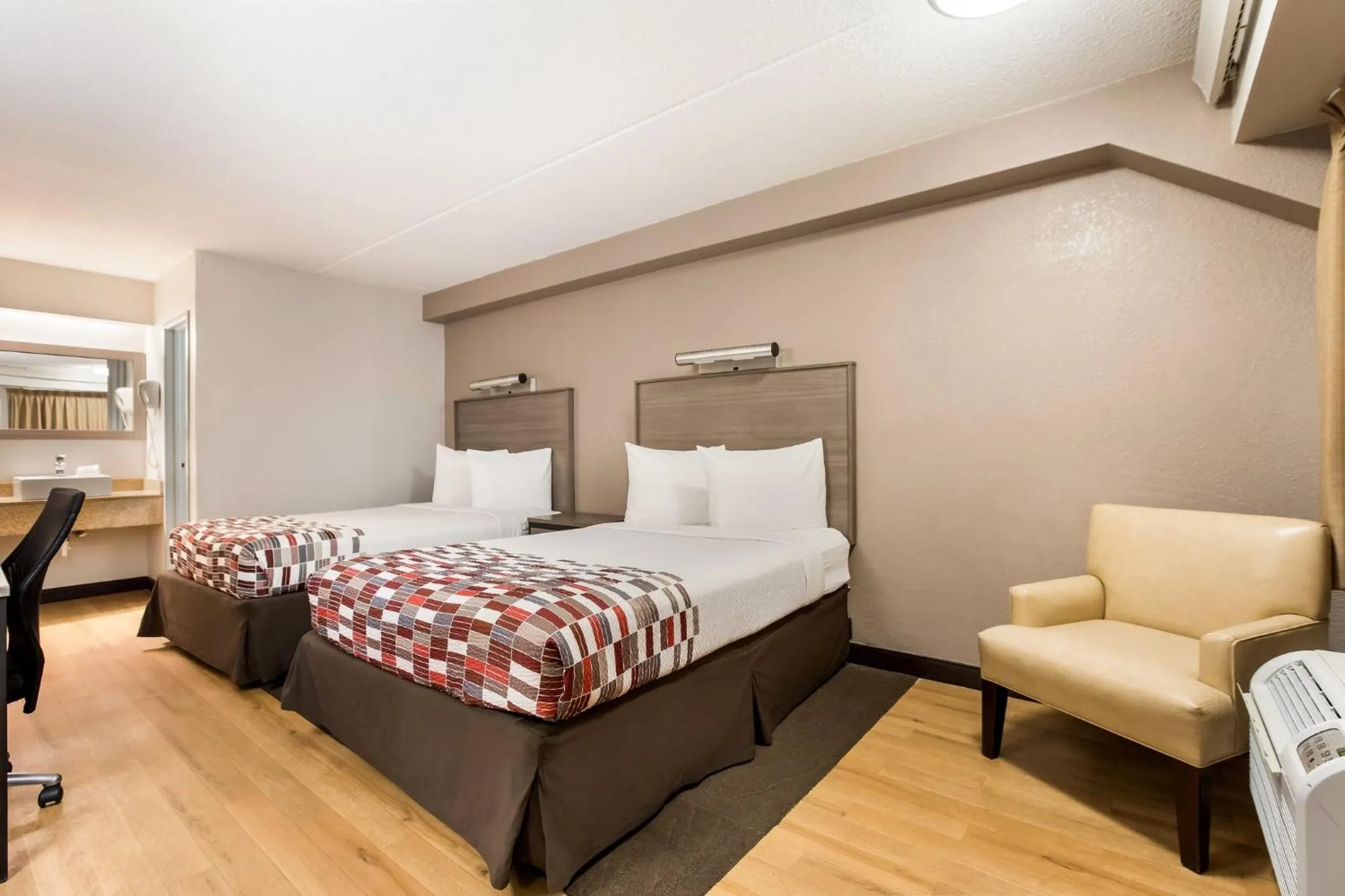  Deluxe Room with Two Double Beds Smoke Free in Red Roof Inn Princeton - Ewing