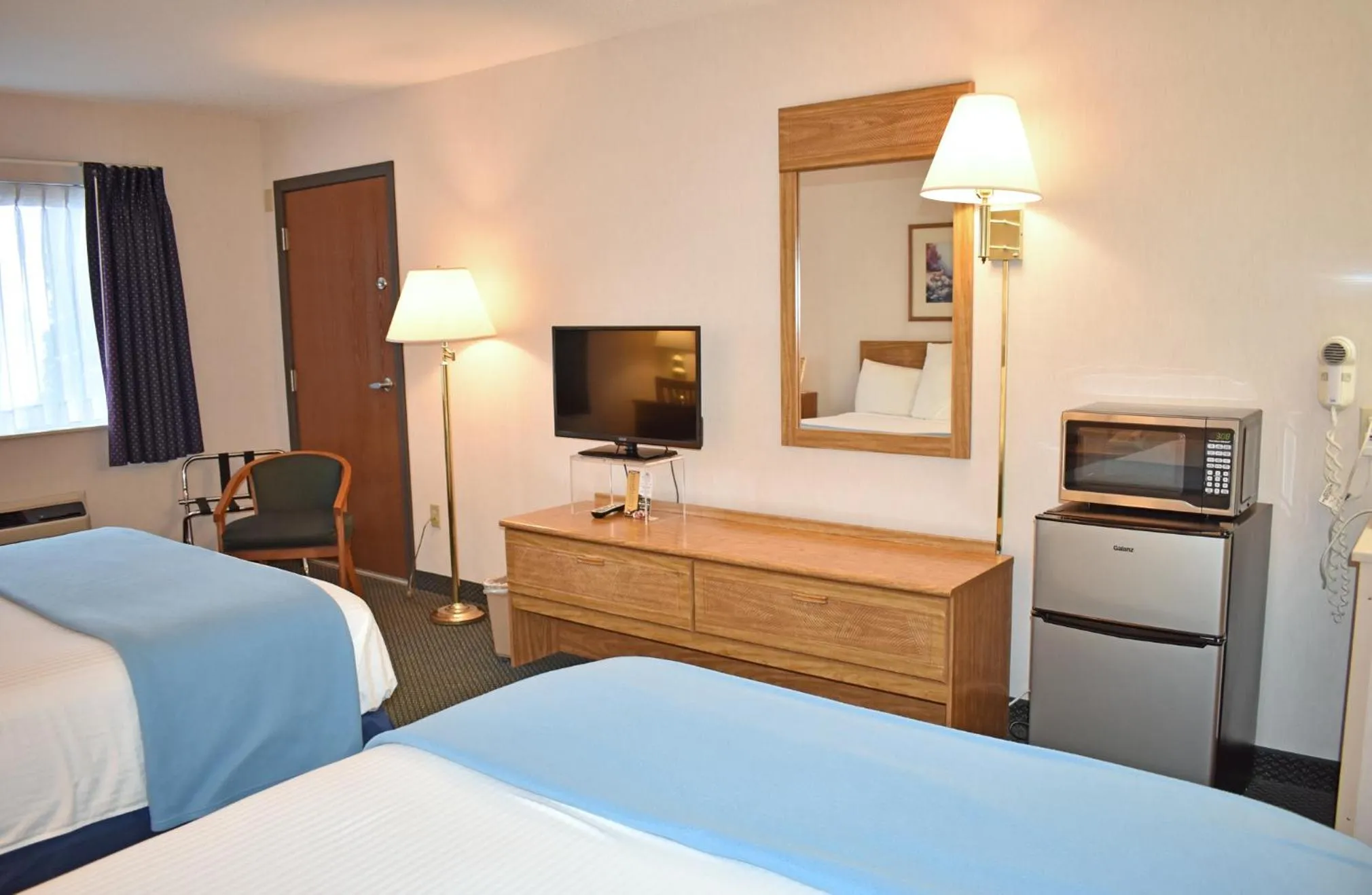 Queen Room in Americas Best Value Inn & Suites - Tahquamenon Country