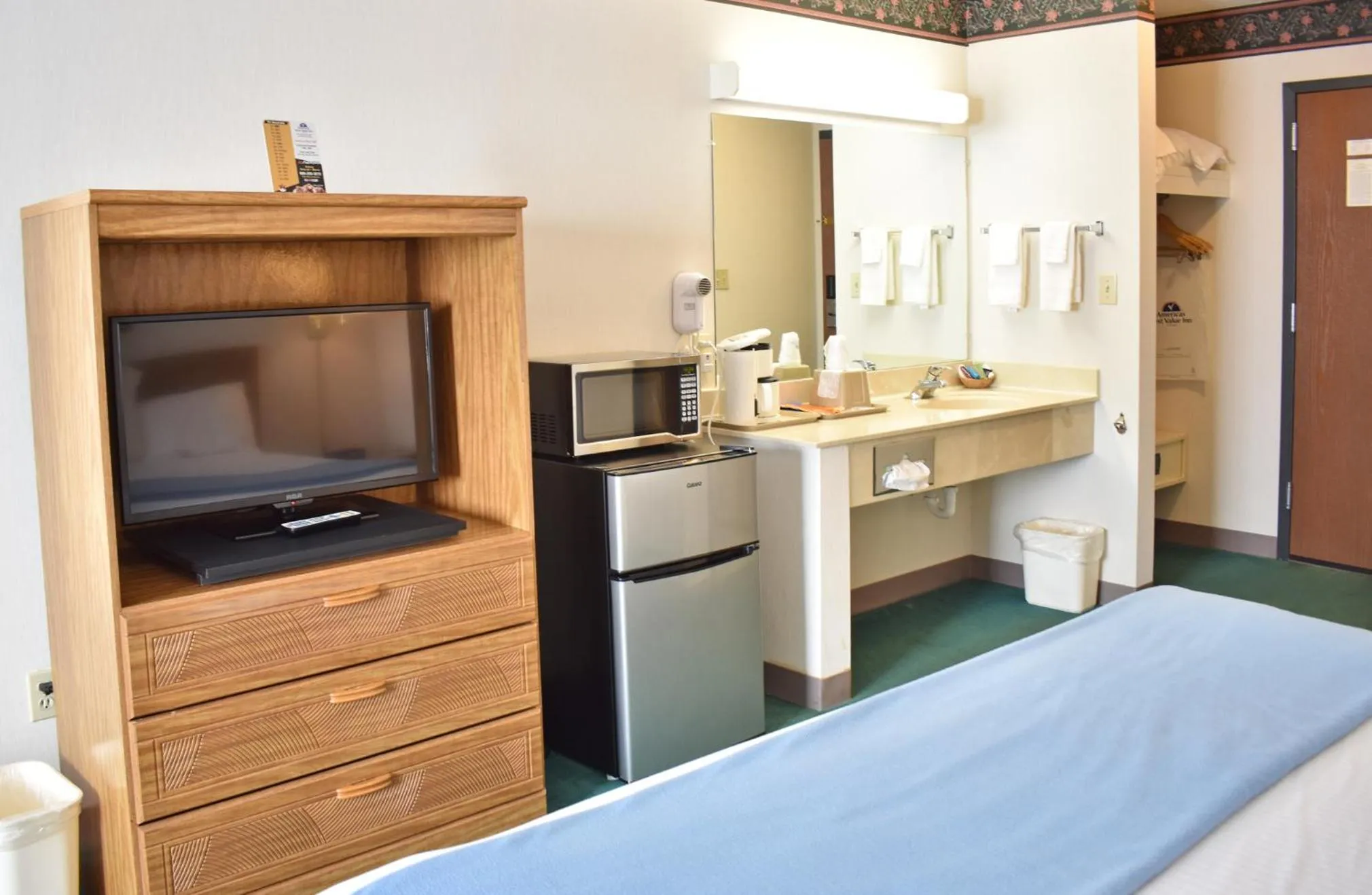 King Room in Americas Best Value Inn & Suites - Tahquamenon Country