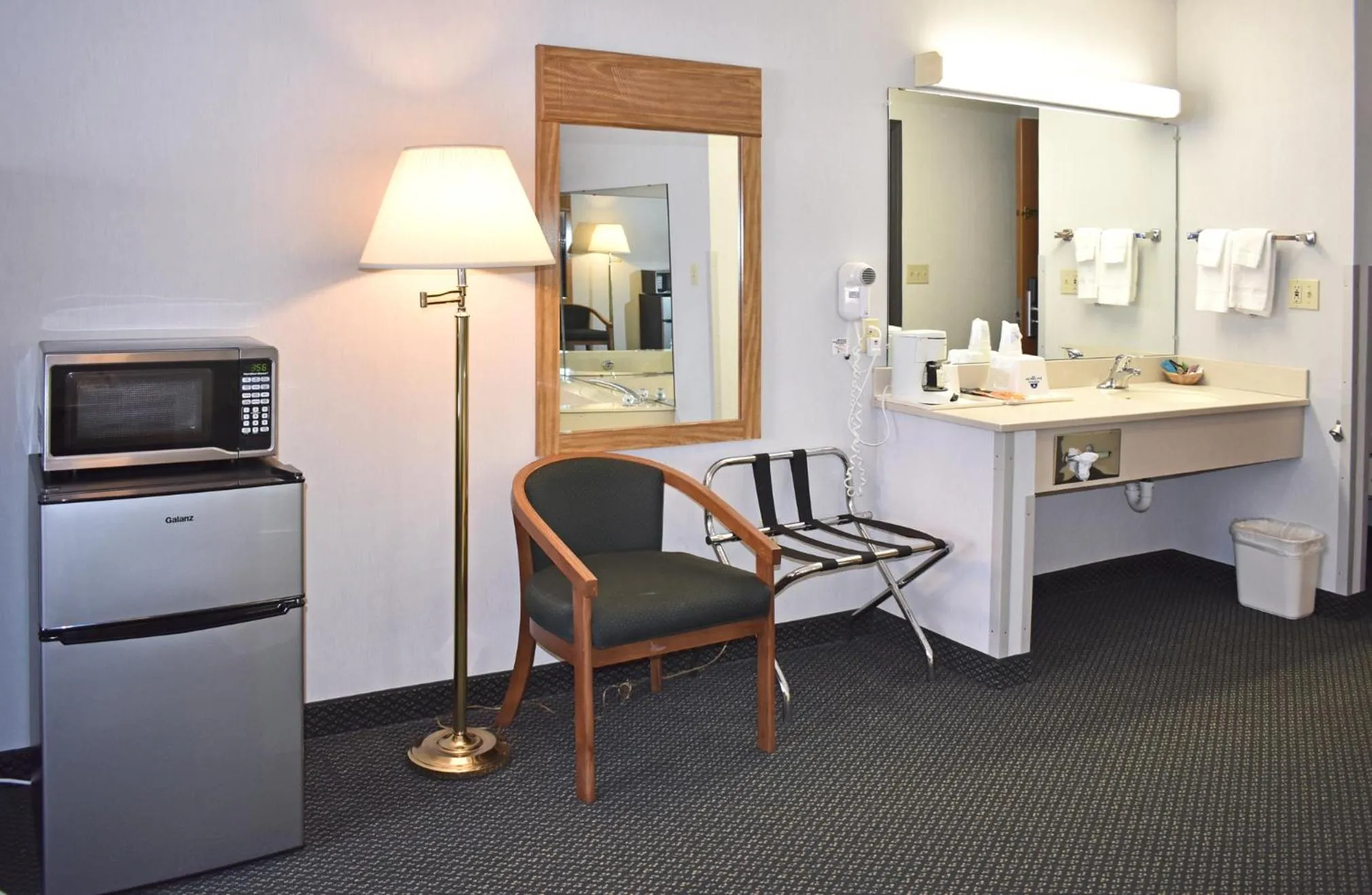 Deluxe King Room with Jacuzzi  in Americas Best Value Inn & Suites - Tahquamenon Country