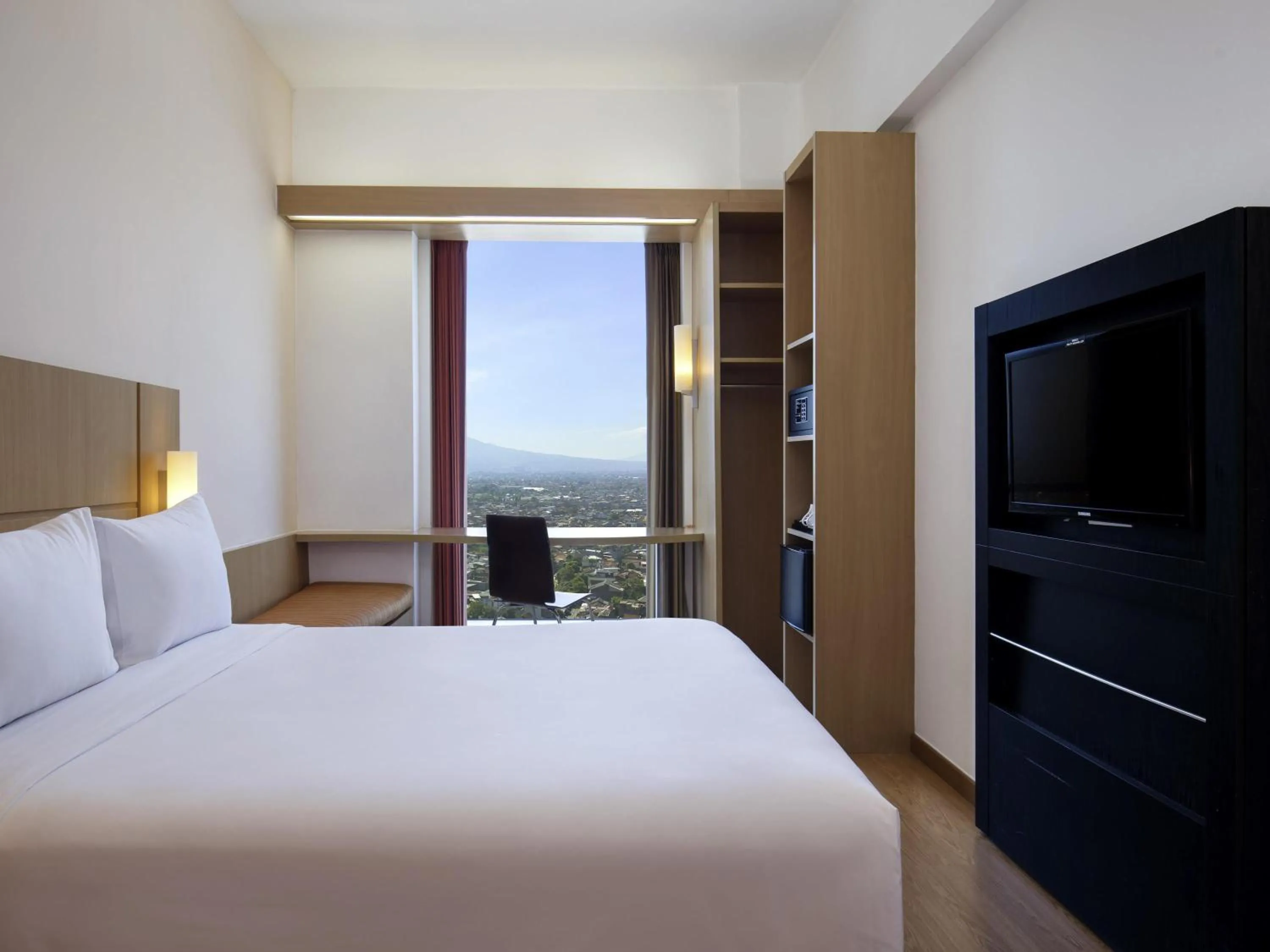 Standard Queen Room in Ibis Bandung Trans Studio