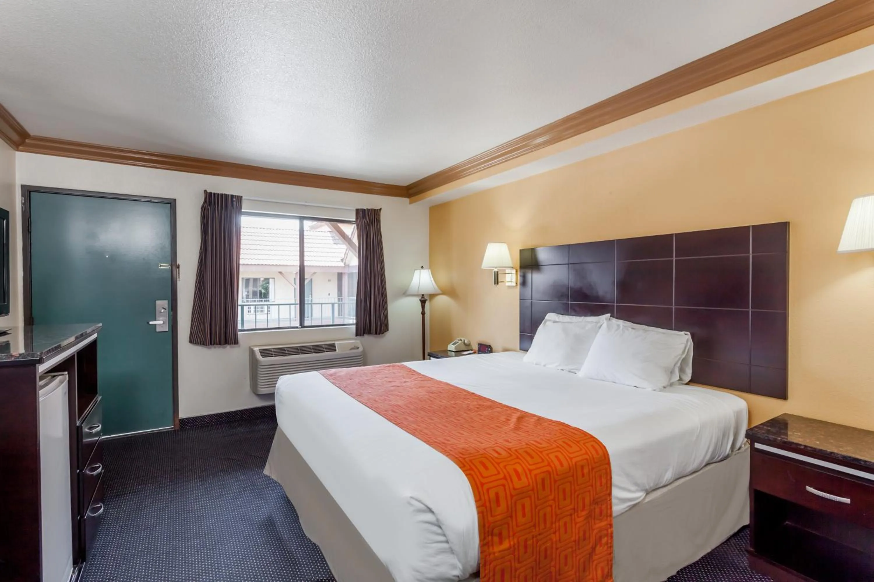 King Room - Mobility Access/Non-Smoking in Howard Johnson by Wyndham Norco