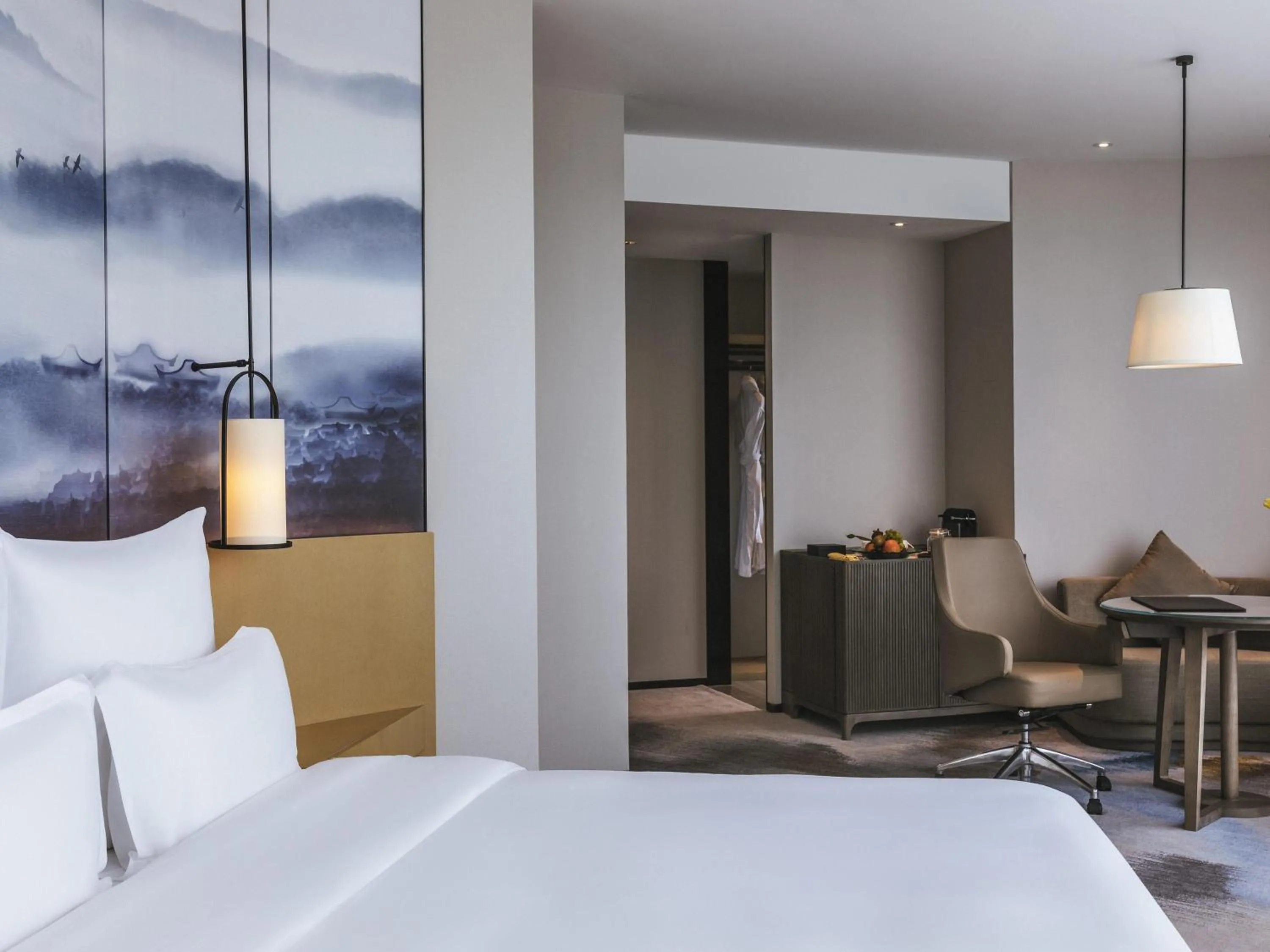 Exclusive Room with One King Bed and One Sofa Bed in Pullman Fuzhou Tahoe