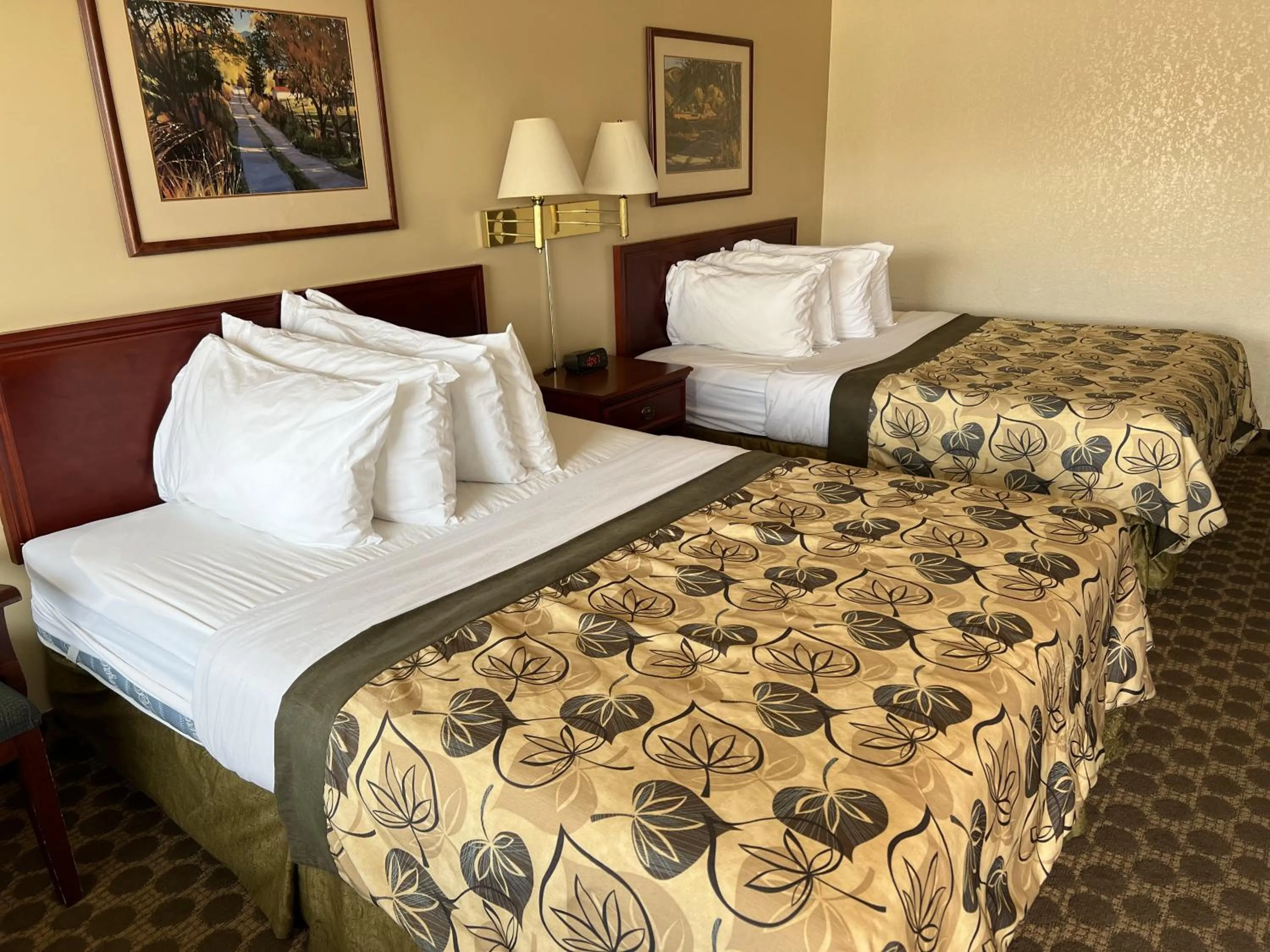 Queen Room with Two Queen Beds in Travelodge by Wyndham Drumheller AB