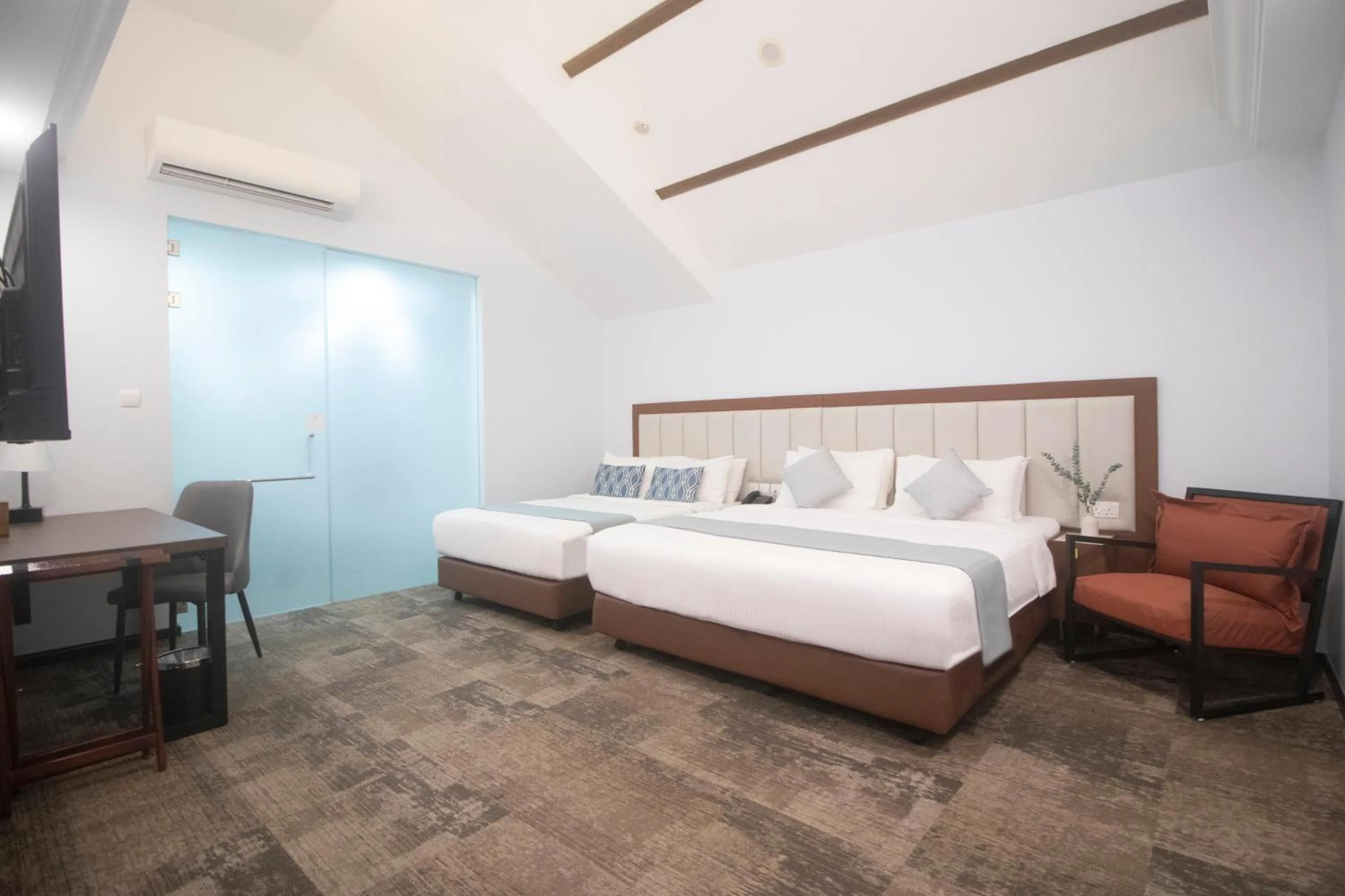 Quad Room with Skylight & Bathtub in Santa Grand Hotel East Coast a NuVe Group Collection