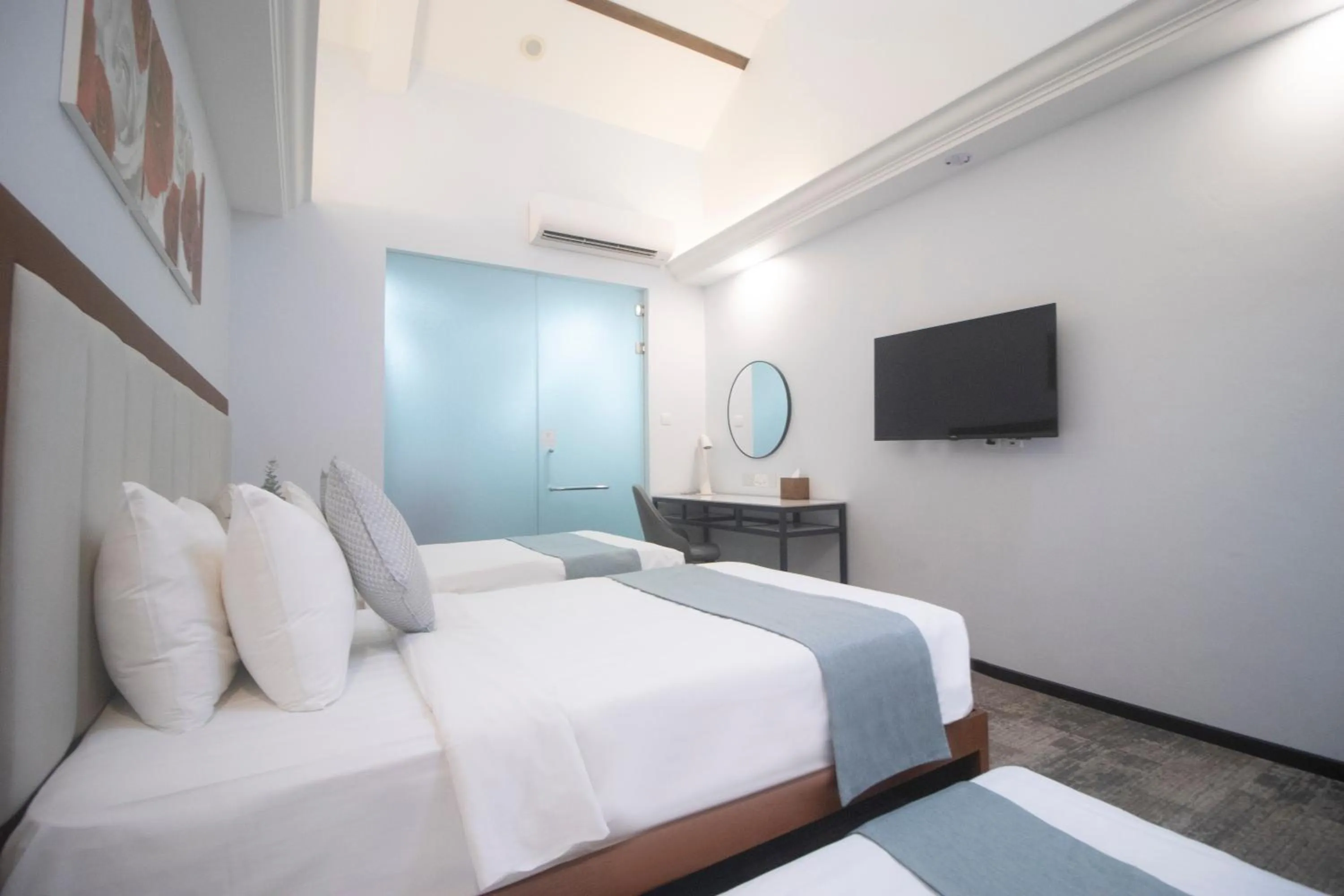 Triple room with Skylight and Bathtub in Santa Grand Hotel East Coast a NuVe Group Collection