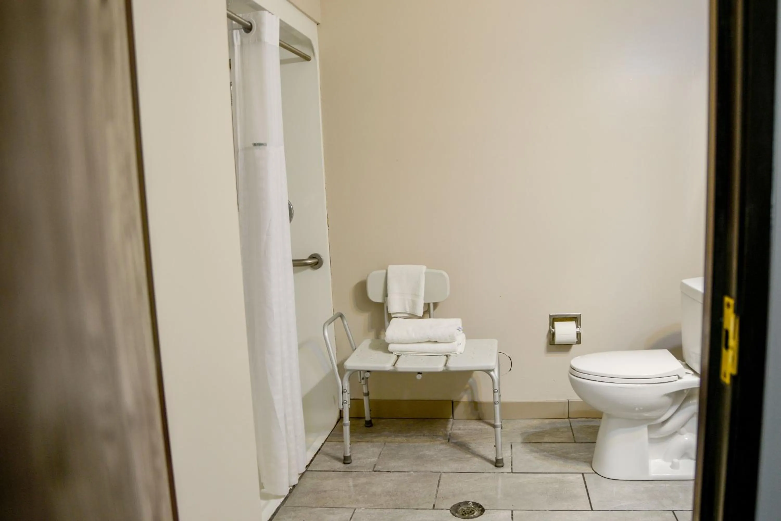 King Room with Roll-In Shower - Mobility Access/Non-Smoking in Baymont by Wyndham O'Fallon St. Louis Area