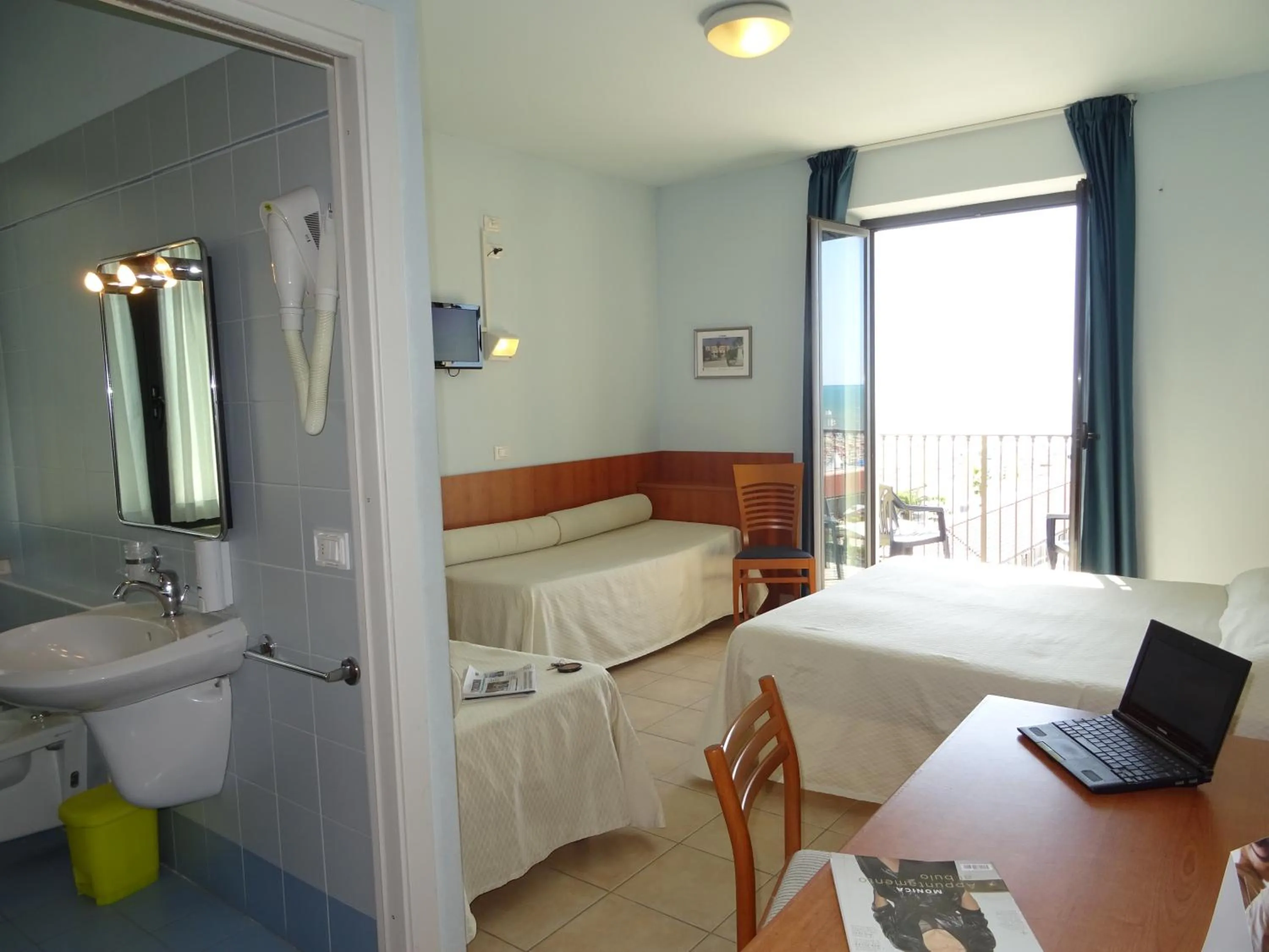Quadruple Room with Balcony and Sea View in Hotel Sole E Mare