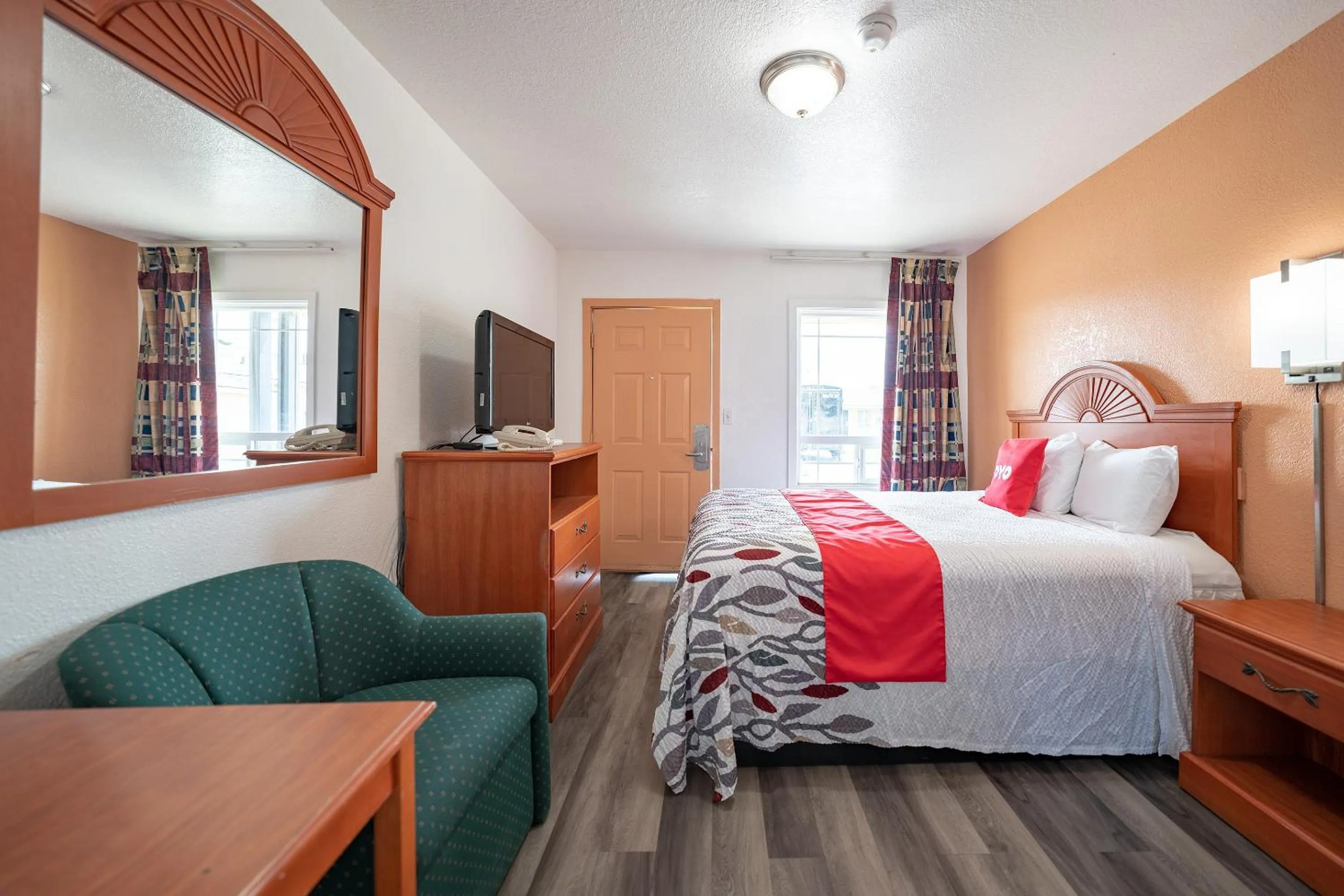 Premium Queen Bed with Kitchenette in Budget Inn Madras by OYO