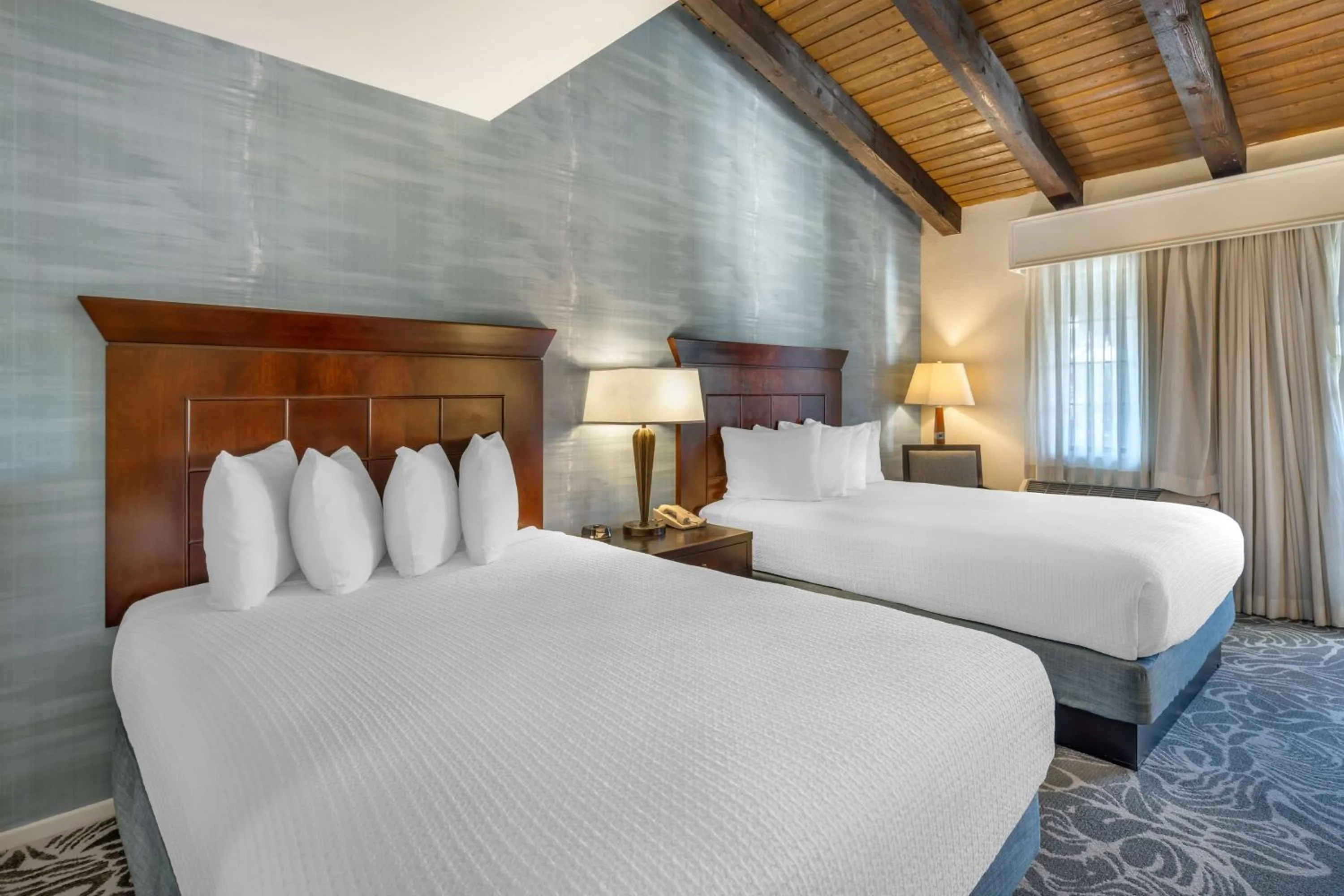 Queen Room with Two Queen Beds with Courtyard View in Best Western Plus Carpinteria Inn