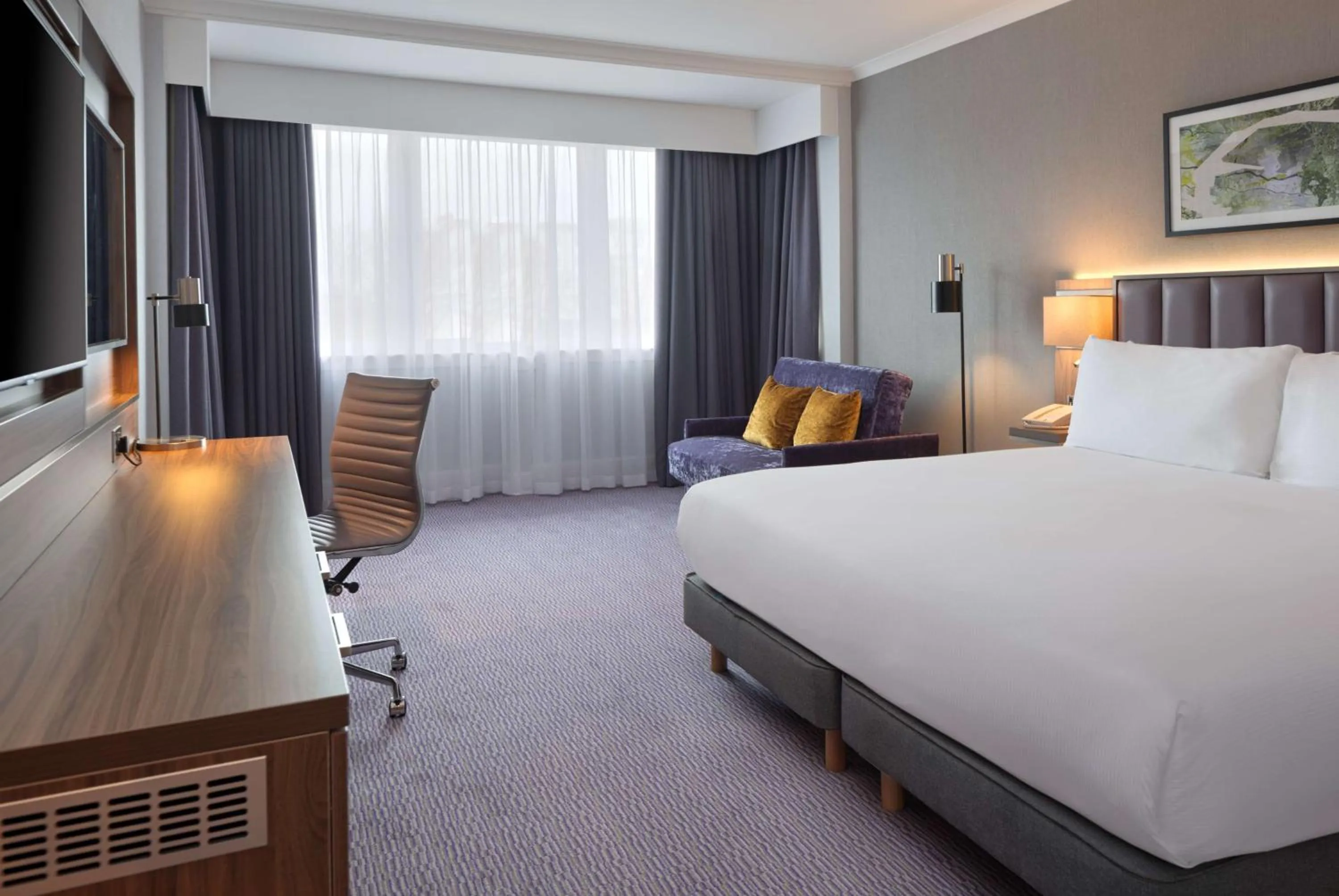 King Guest Room in DoubleTree by Hilton Edinburgh Airport