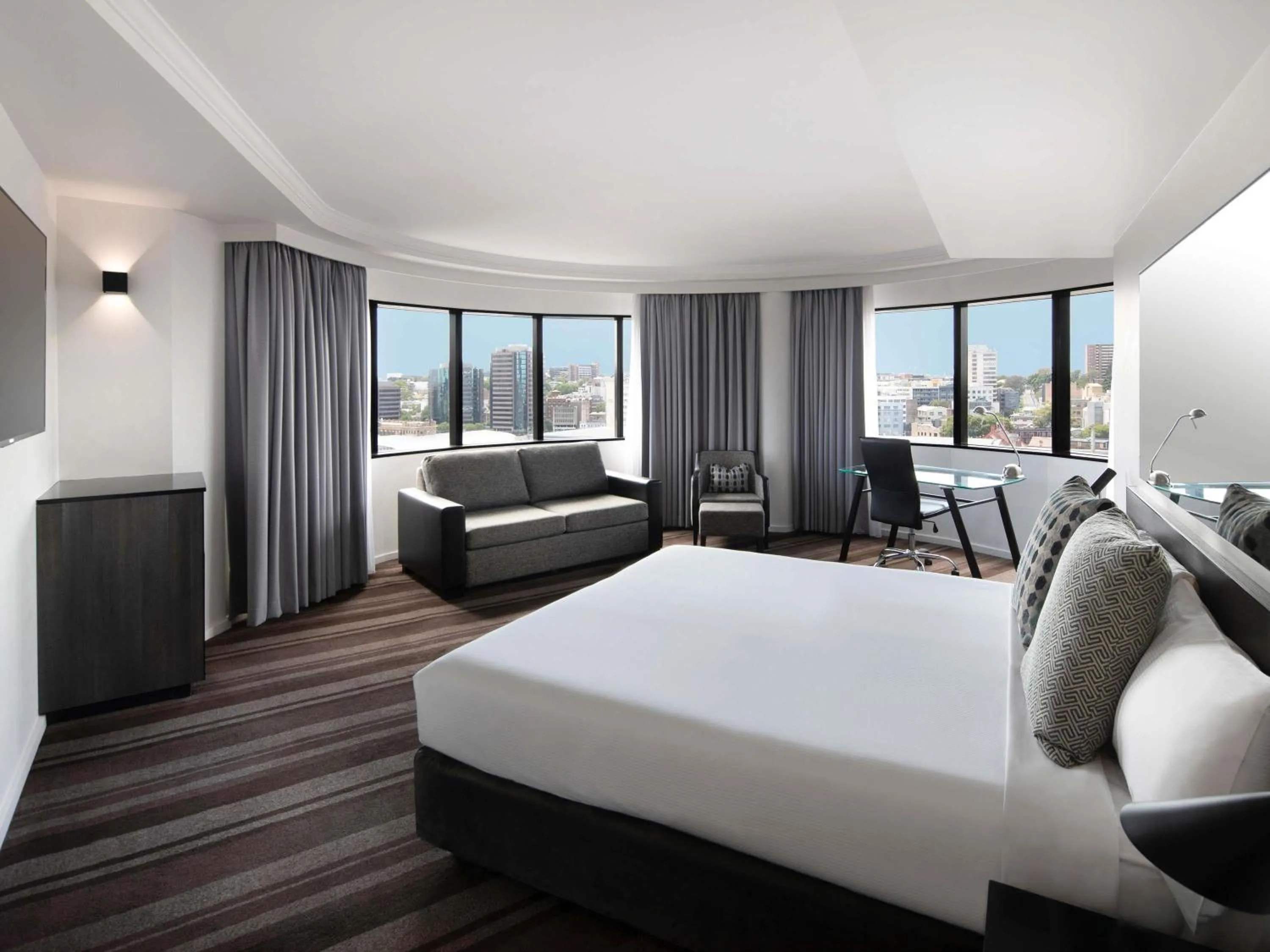 Deluxe King Room with City View in Mercure Sydney