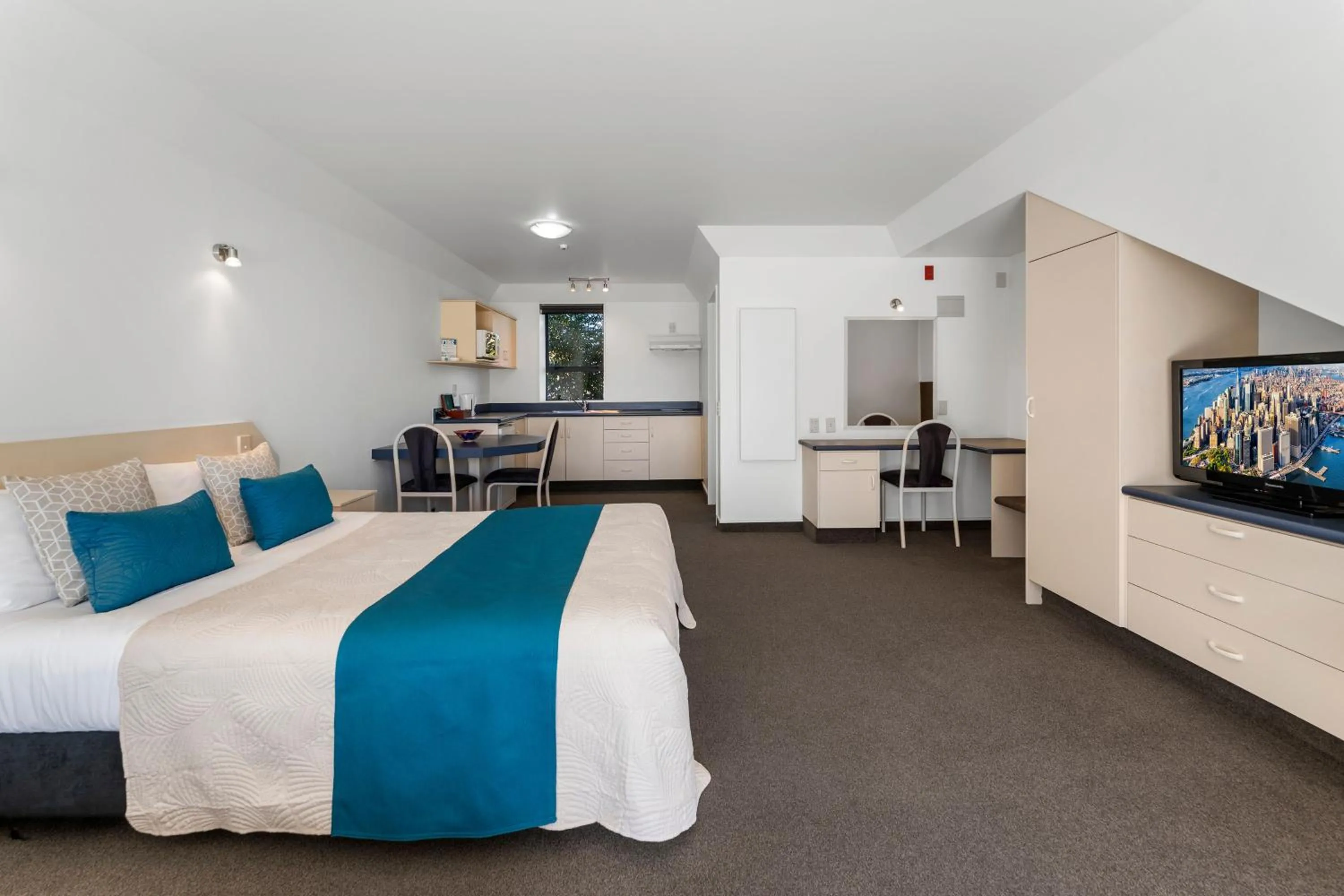 Large Twin Studio in Avalon Manor Motel